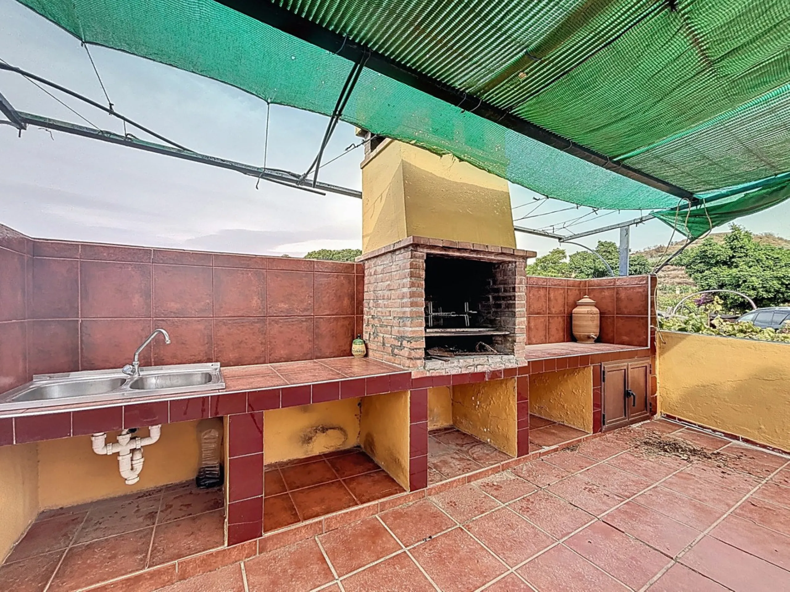 This finca in Vélez-Málaga offers a privileged setting, plenty of space, and excellent potential both as a family home and for agricultural use. The main house features 3 bedrooms on the main floor, a full bathroom, and a guest toilet. The kitchen is sepa