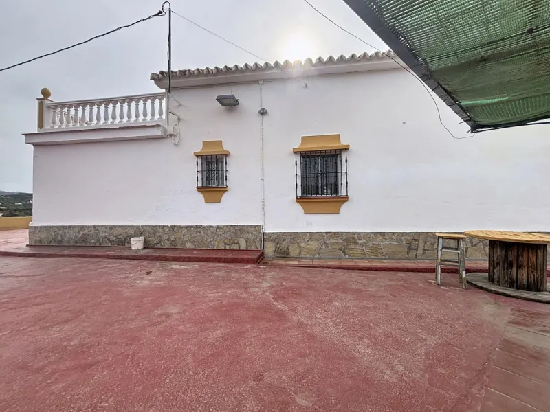 This finca in Vélez-Málaga offers a privileged setting, plenty of space, and excellent potential both as a family home and for agricultural use. The main house features 3 bedrooms on the main floor, a full bathroom, and a guest toilet. The kitchen is sepa