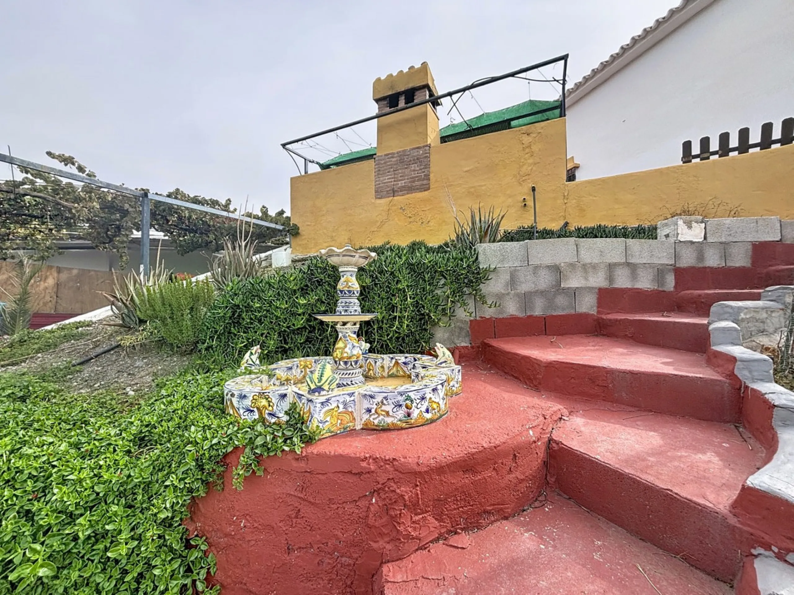 This finca in Vélez-Málaga offers a privileged setting, plenty of space, and excellent potential both as a family home and for agricultural use. The main house features 3 bedrooms on the main floor, a full bathroom, and a guest toilet. The kitchen is sepa