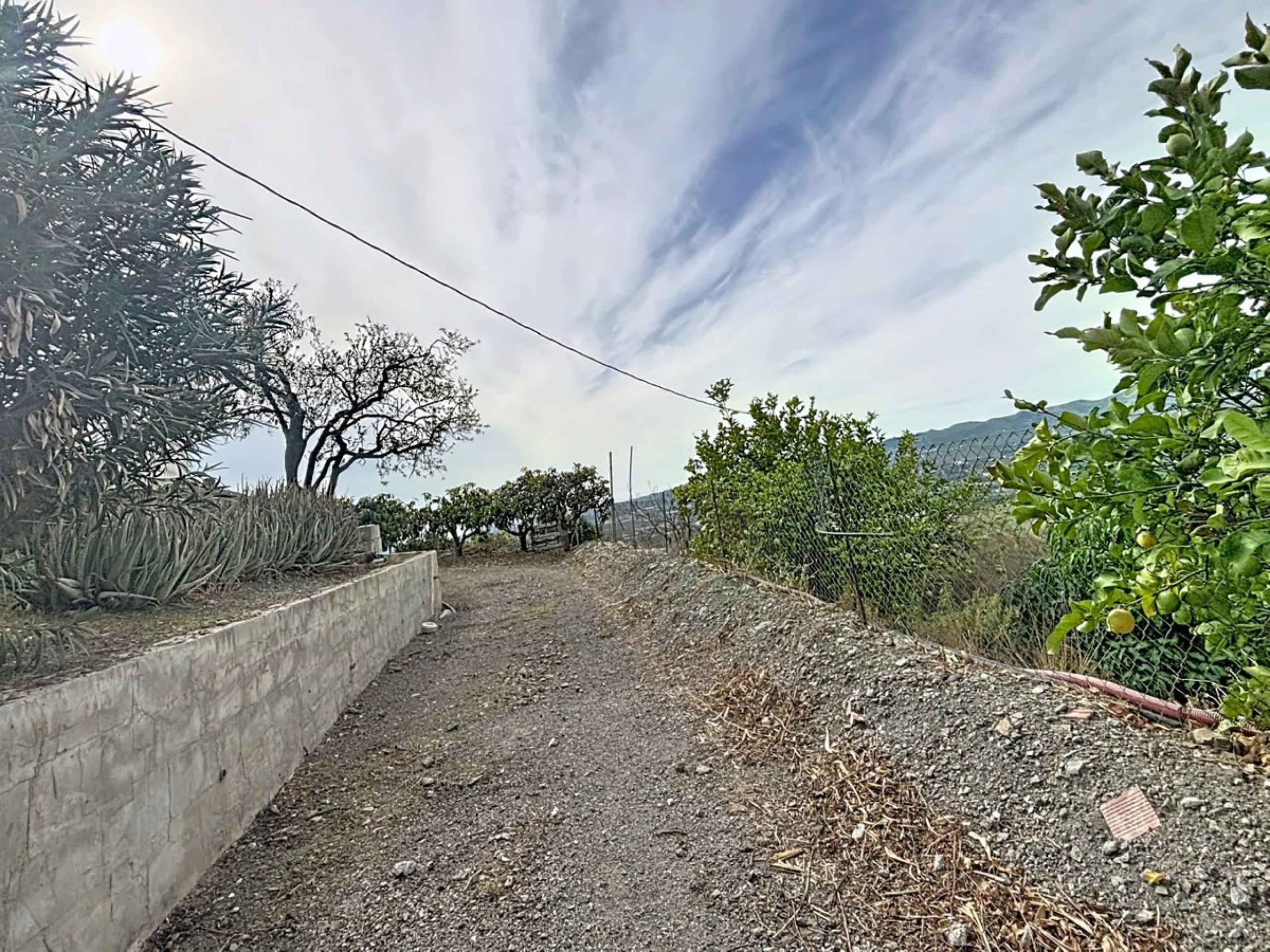 This finca in Vélez-Málaga offers a privileged setting, plenty of space, and excellent potential both as a family home and for agricultural use. The main house features 3 bedrooms on the main floor, a full bathroom, and a guest toilet. The kitchen is sepa
