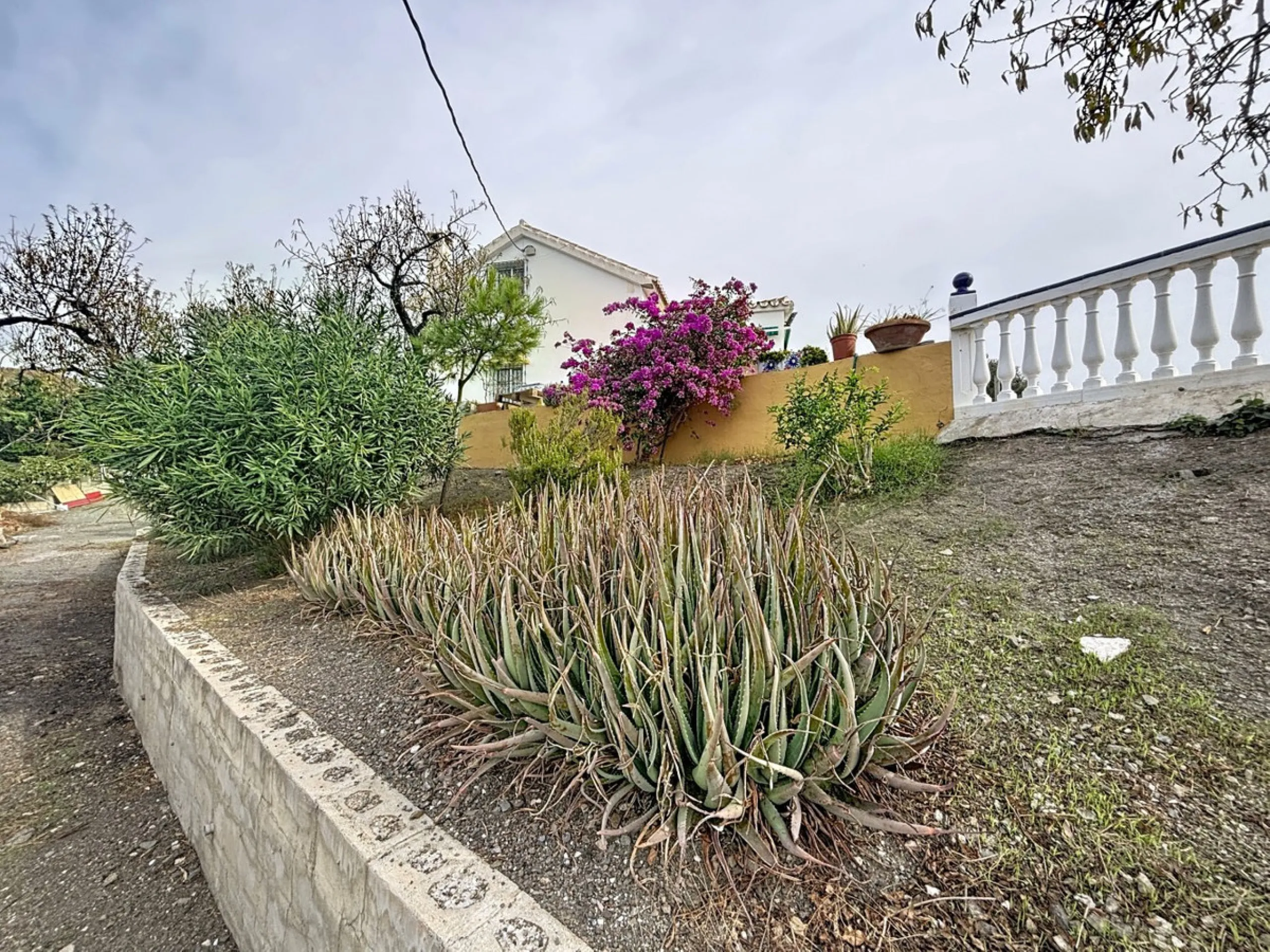 This finca in Vélez-Málaga offers a privileged setting, plenty of space, and excellent potential both as a family home and for agricultural use. The main house features 3 bedrooms on the main floor, a full bathroom, and a guest toilet. The kitchen is sepa