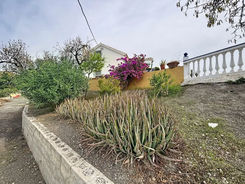 This finca in Vélez-Málaga offers a privileged setting, plenty of space, and excellent potential both as a family home and for agricultural use. The main house features 3 bedrooms on the main floor, a full bathroom, and a guest toilet. The kitchen is sepa