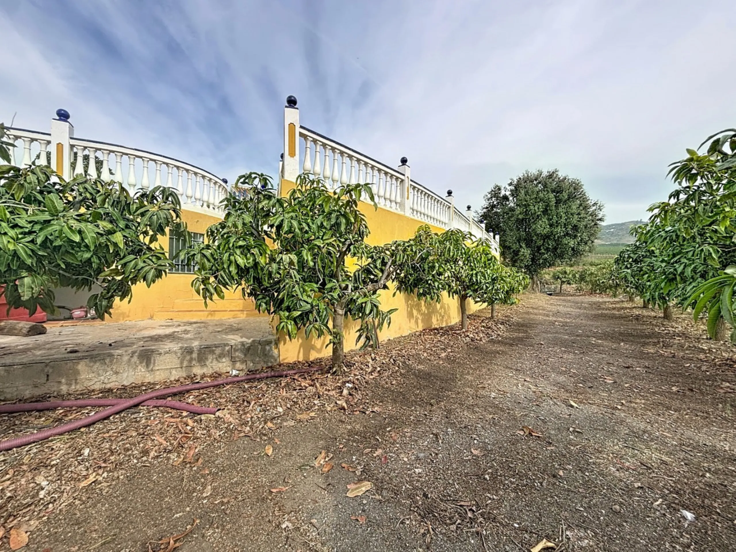 This finca in Vélez-Málaga offers a privileged setting, plenty of space, and excellent potential both as a family home and for agricultural use. The main house features 3 bedrooms on the main floor, a full bathroom, and a guest toilet. The kitchen is sepa