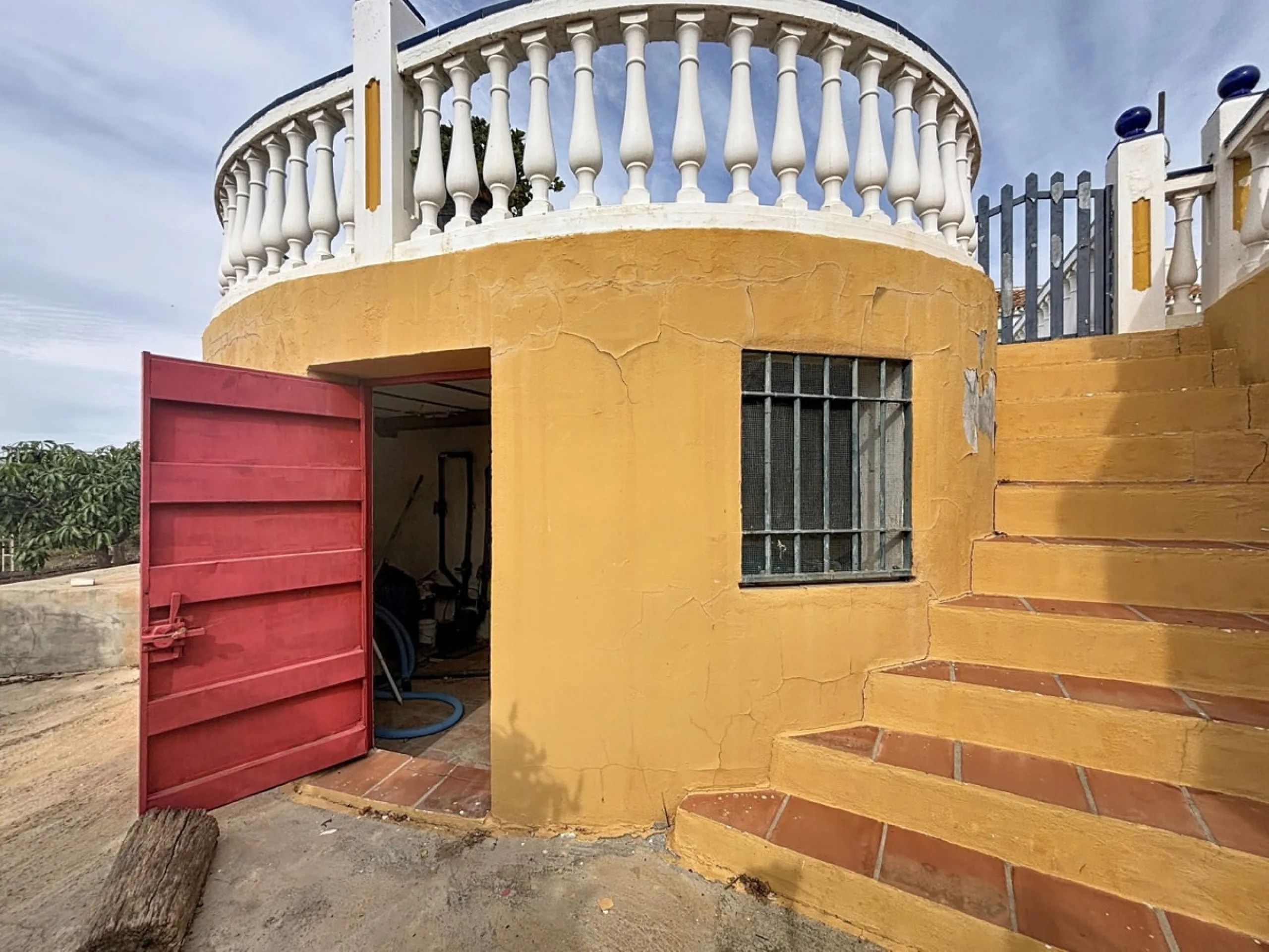 This finca in Vélez-Málaga offers a privileged setting, plenty of space, and excellent potential both as a family home and for agricultural use. The main house features 3 bedrooms on the main floor, a full bathroom, and a guest toilet. The kitchen is sepa