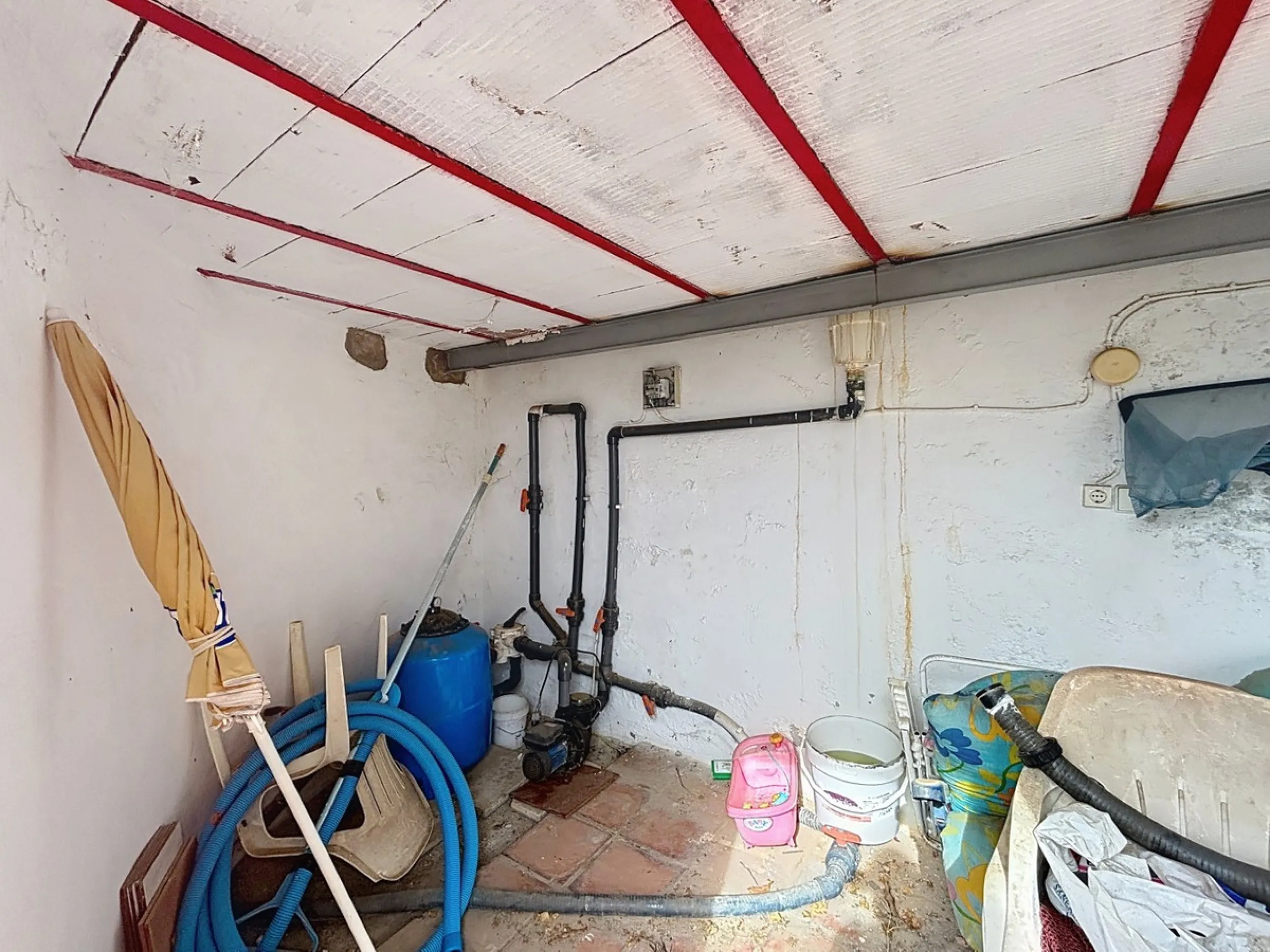 This finca in Vélez-Málaga offers a privileged setting, plenty of space, and excellent potential both as a family home and for agricultural use. The main house features 3 bedrooms on the main floor, a full bathroom, and a guest toilet. The kitchen is sepa