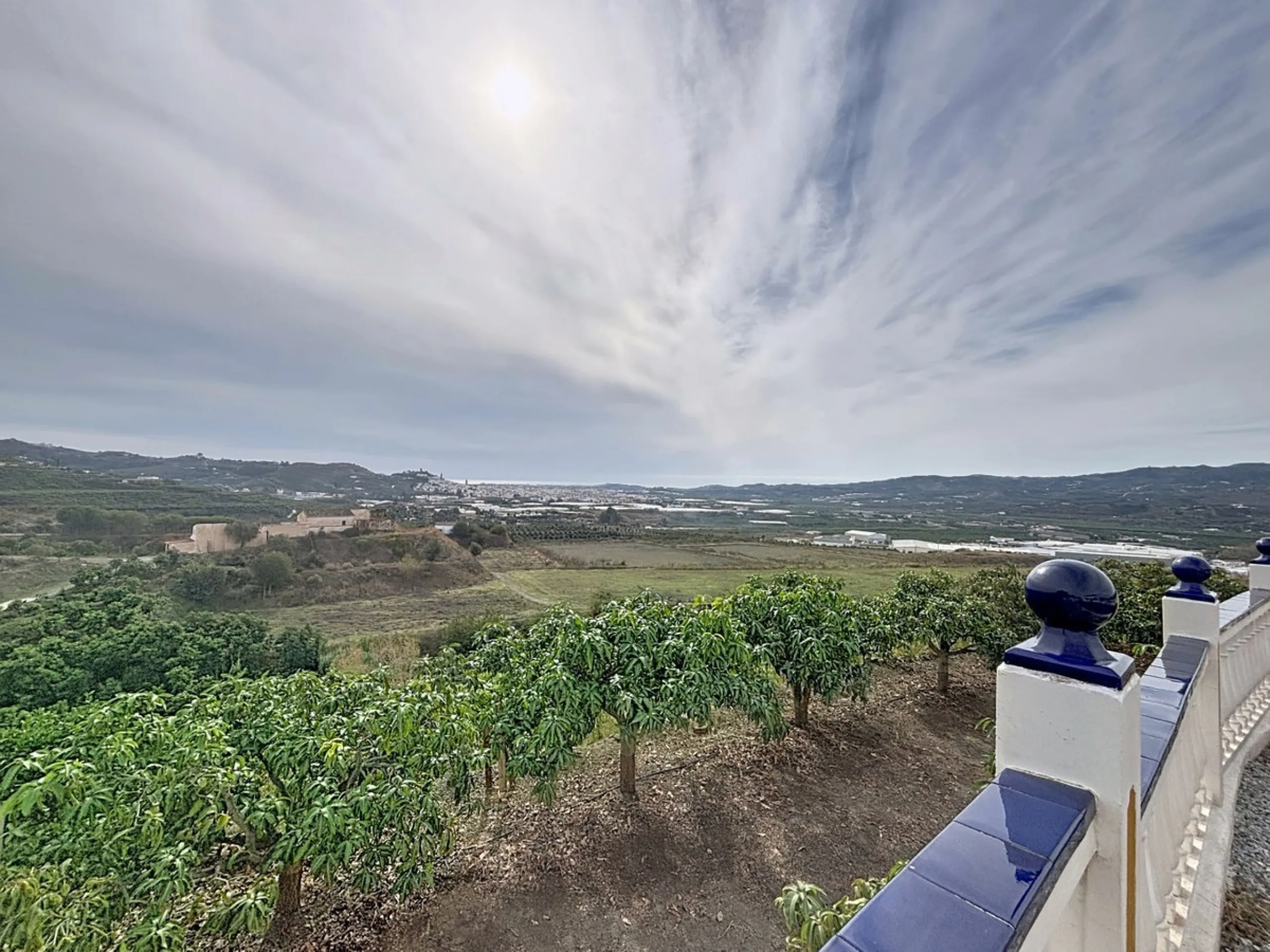 This finca in Vélez-Málaga offers a privileged setting, plenty of space, and excellent potential both as a family home and for agricultural use. The main house features 3 bedrooms on the main floor, a full bathroom, and a guest toilet. The kitchen is sepa