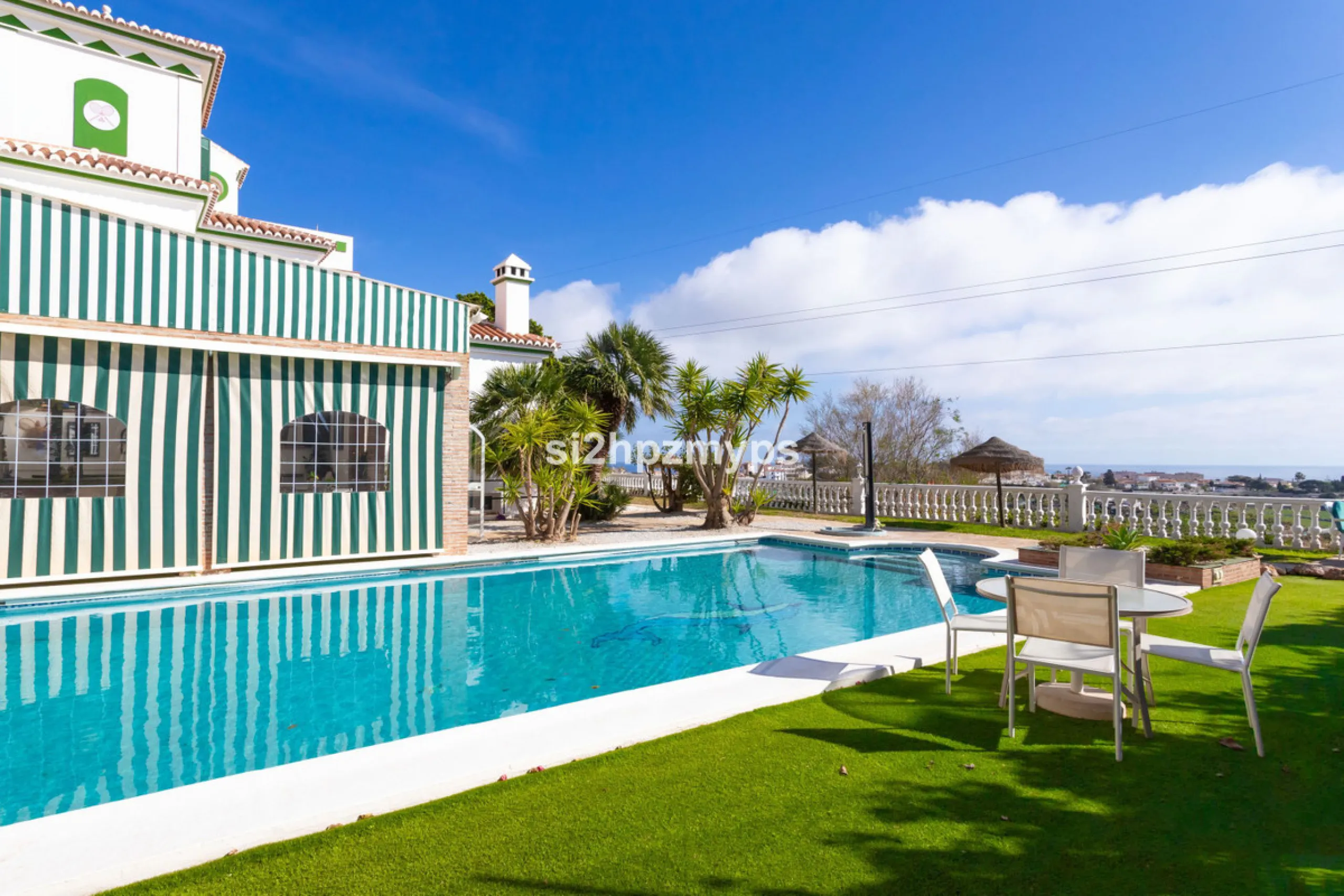 Große Villa in Torrox mit Tennisplatz und guten Geschäftsmöglichkeiten