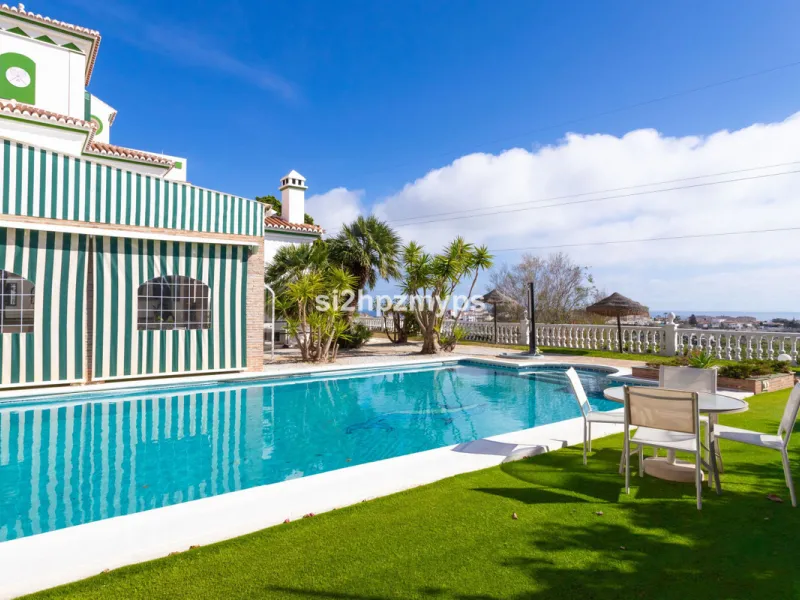 Large villa in Torrox with tennis court and great business opportunities!