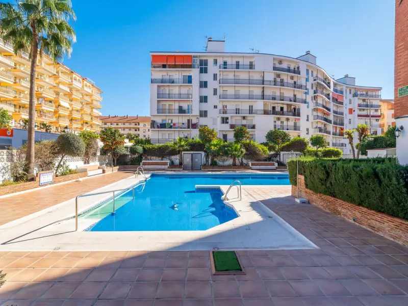 Apartment for sale between the Marina and Fuengirola city center, next to the beach