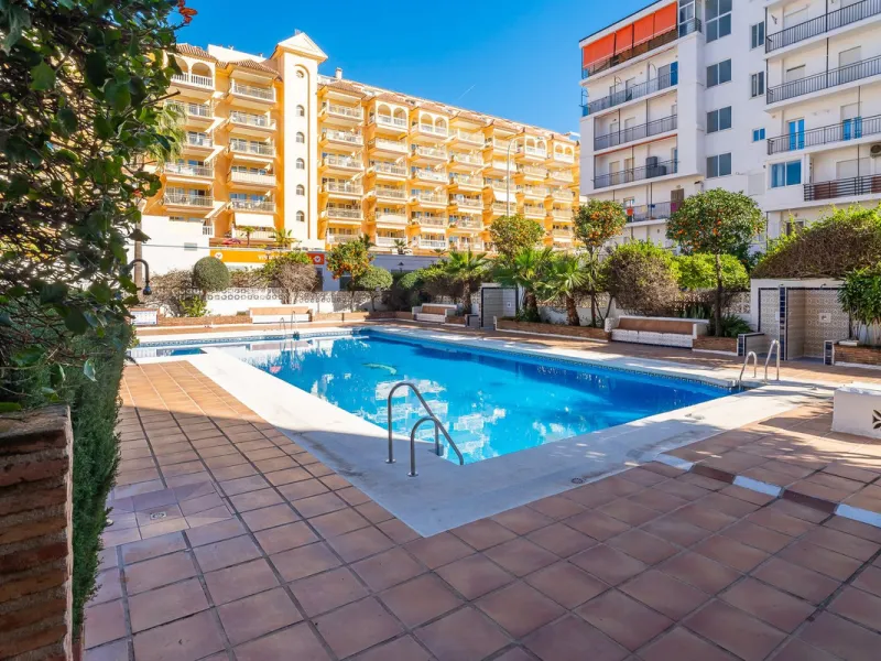 Apartment for sale between the Marina and Fuengirola city center, next to the beach