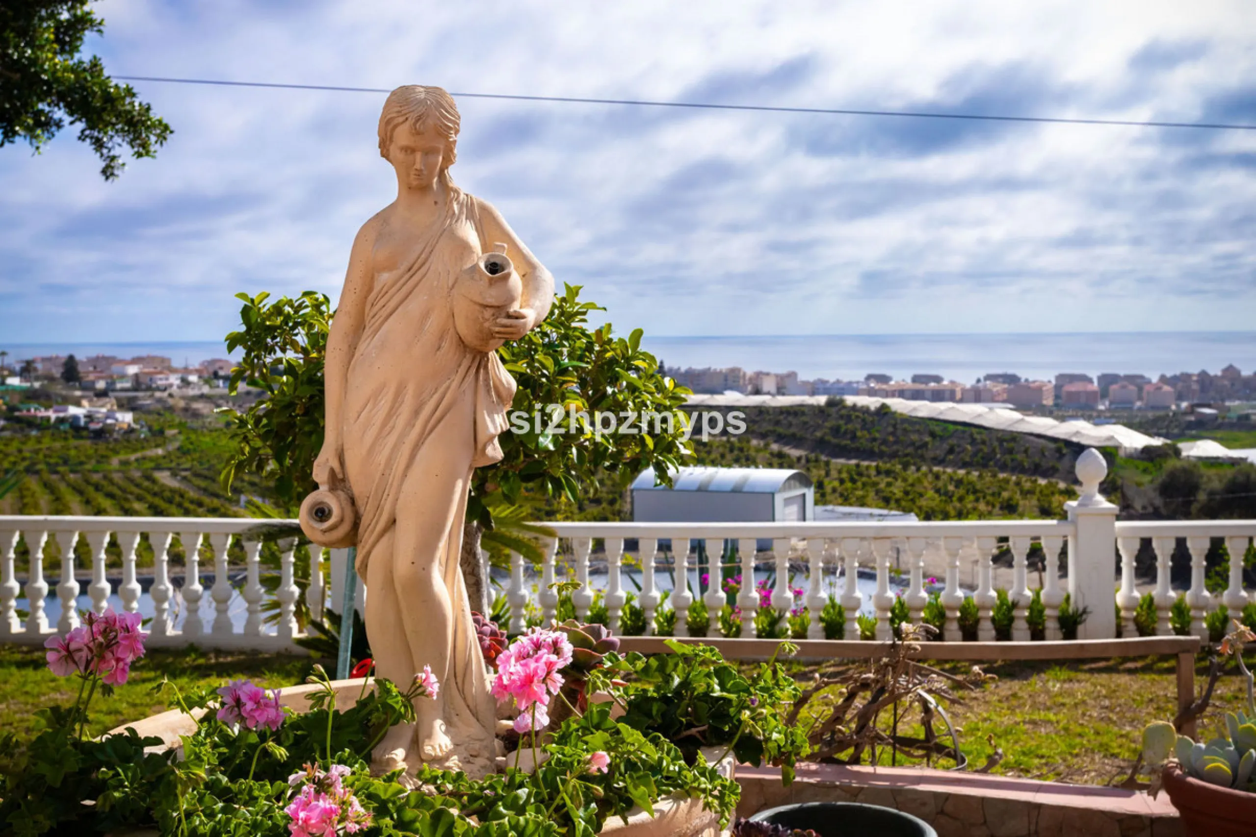 Große Villa in Torrox mit Tennisplatz und guten Geschäftsmöglichkeiten