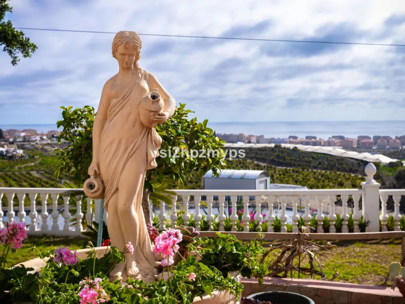 Große Villa in Torrox mit Tennisplatz und guten Geschäftsmöglichkeiten