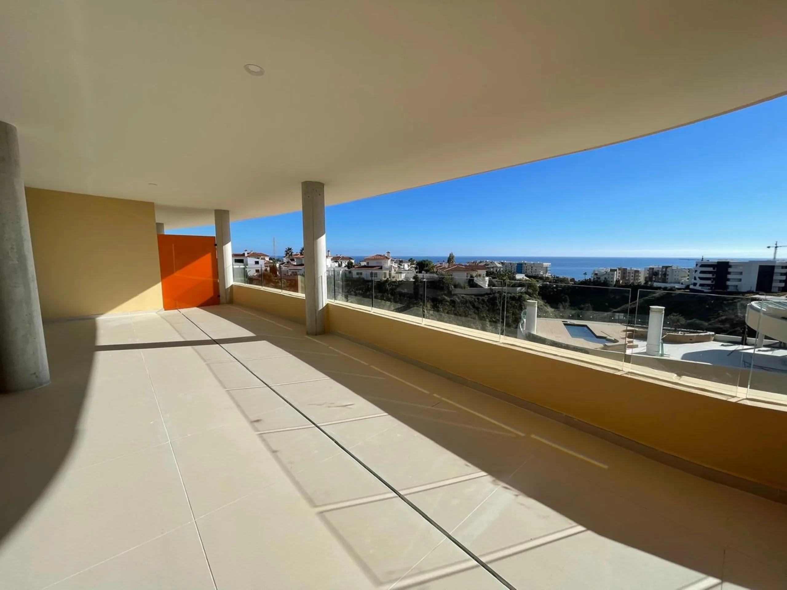 Apartment - Middle Floor Apartment в продаже в Fuengirola, Málaga. В доме 2 спален и 2 ванных комнат. Площадь дома 130 м²