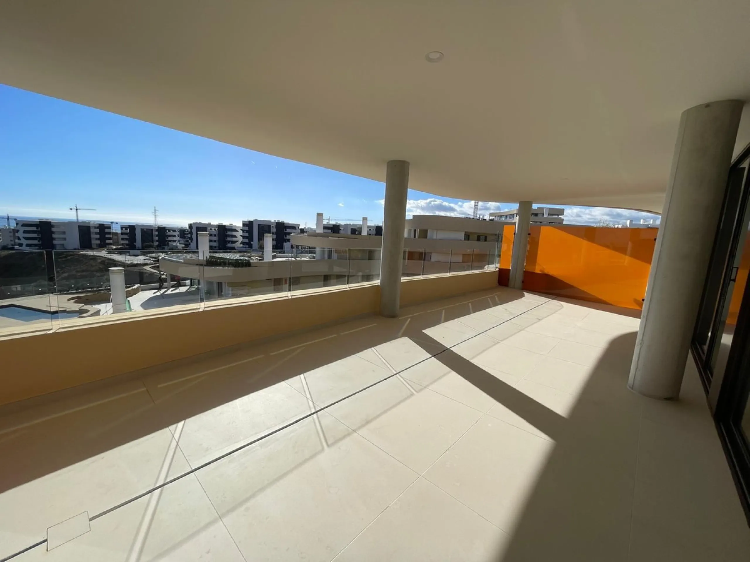 Apartment - Middle Floor Apartment в продаже в Fuengirola, Málaga. В доме 2 спален и 2 ванных комнат. Площадь дома 130 м²