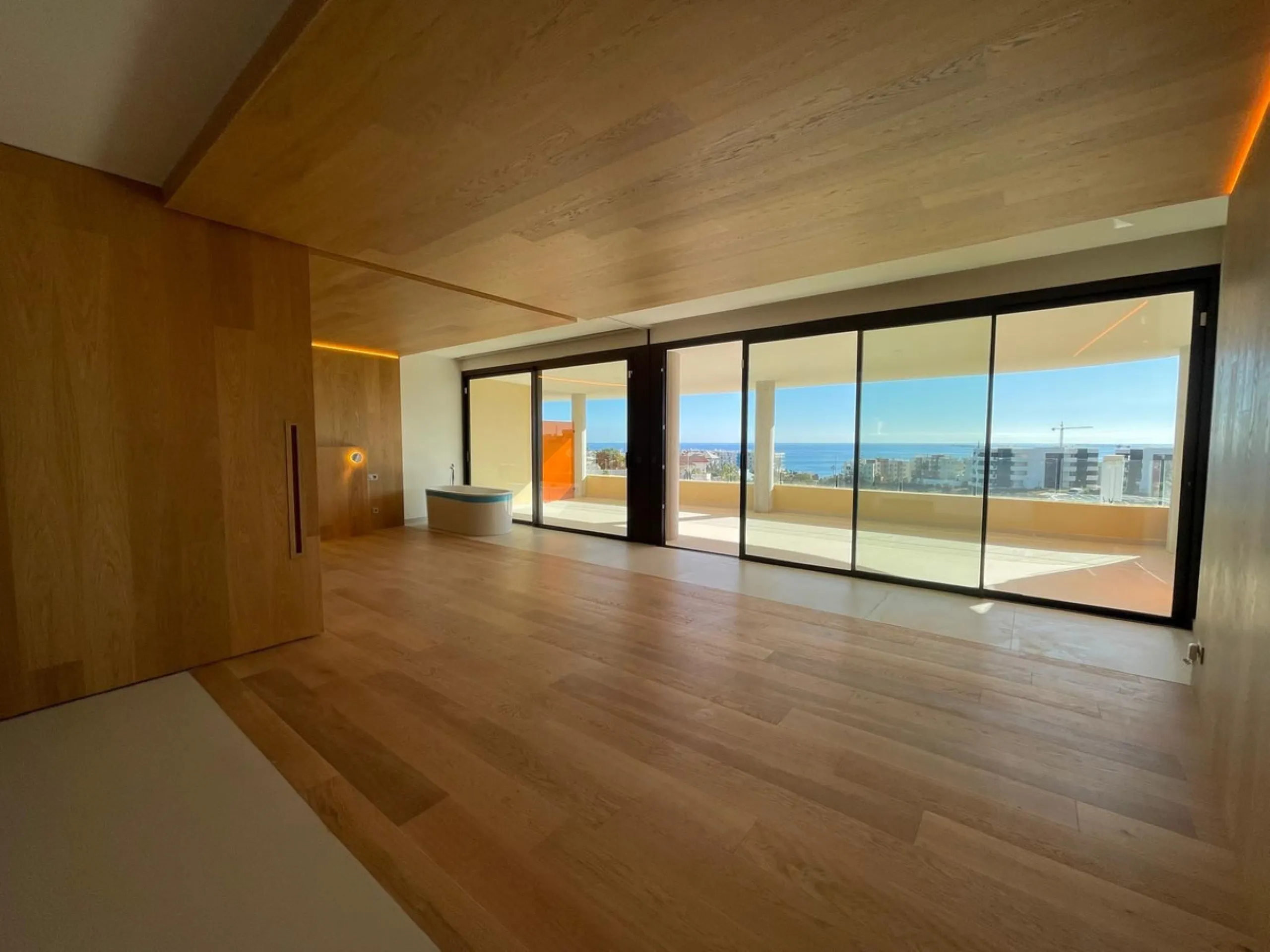 Apartment - Middle Floor Apartment в продаже в Fuengirola, Málaga. В доме 2 спален и 2 ванных комнат. Площадь дома 130 м²