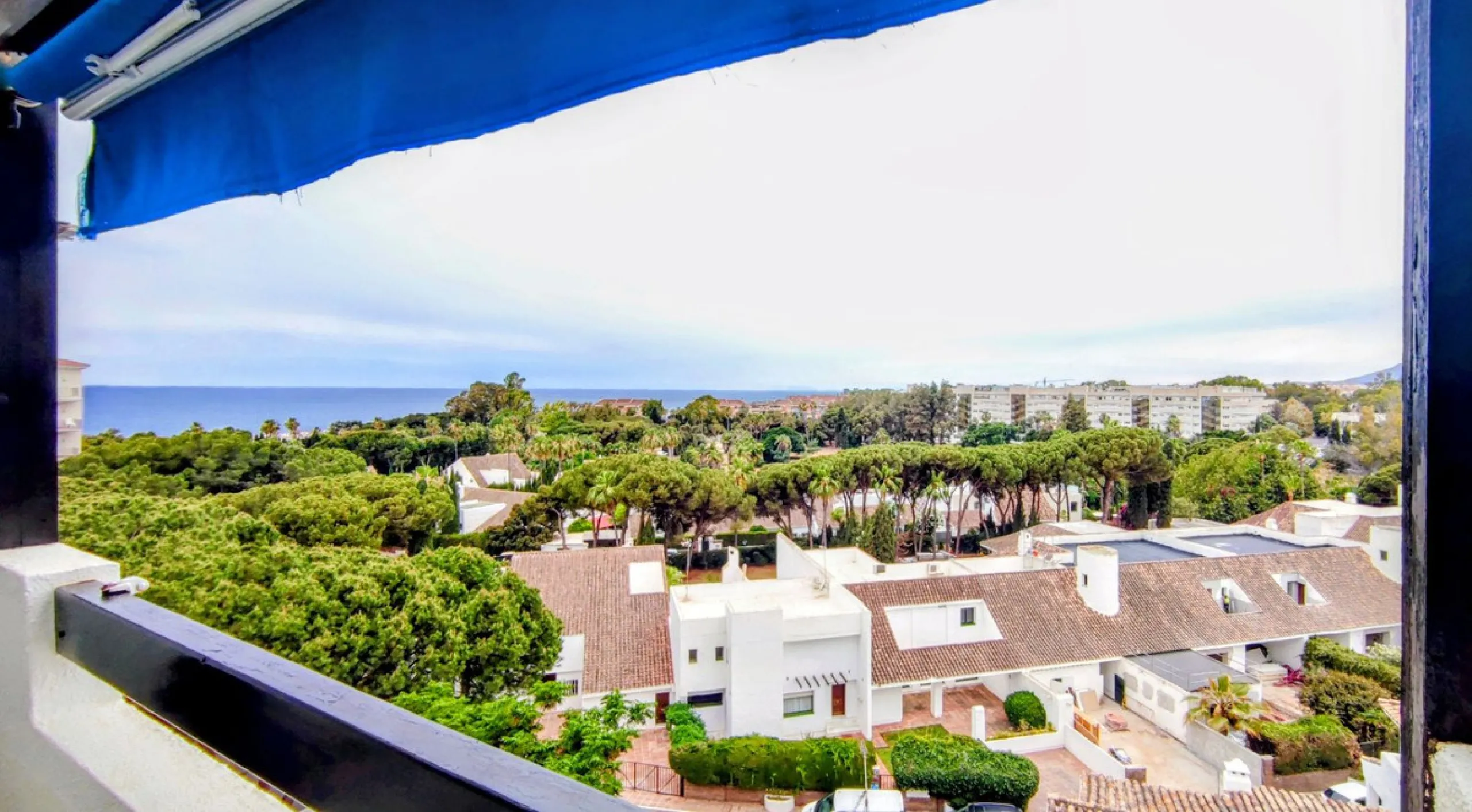 Just a two-minute walk from the beach, this apartment in Medina Garden, Puerto Banus, is the ideal place for a family vacation. This wonderful apartment can accommodate up to 5 people. It offers 2 bedrooms and 2 bathrooms, a well-equipped kitchen with a s