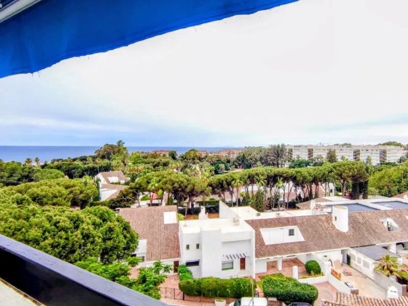 Just a two-minute walk from the beach, this apartment in Medina Garden, Puerto Banus, is the ideal place for a family vacation. This wonderful apartment can accommodate up to 5 people. It offers 2 bedrooms and 2 bathrooms, a well-equipped kitchen with a s