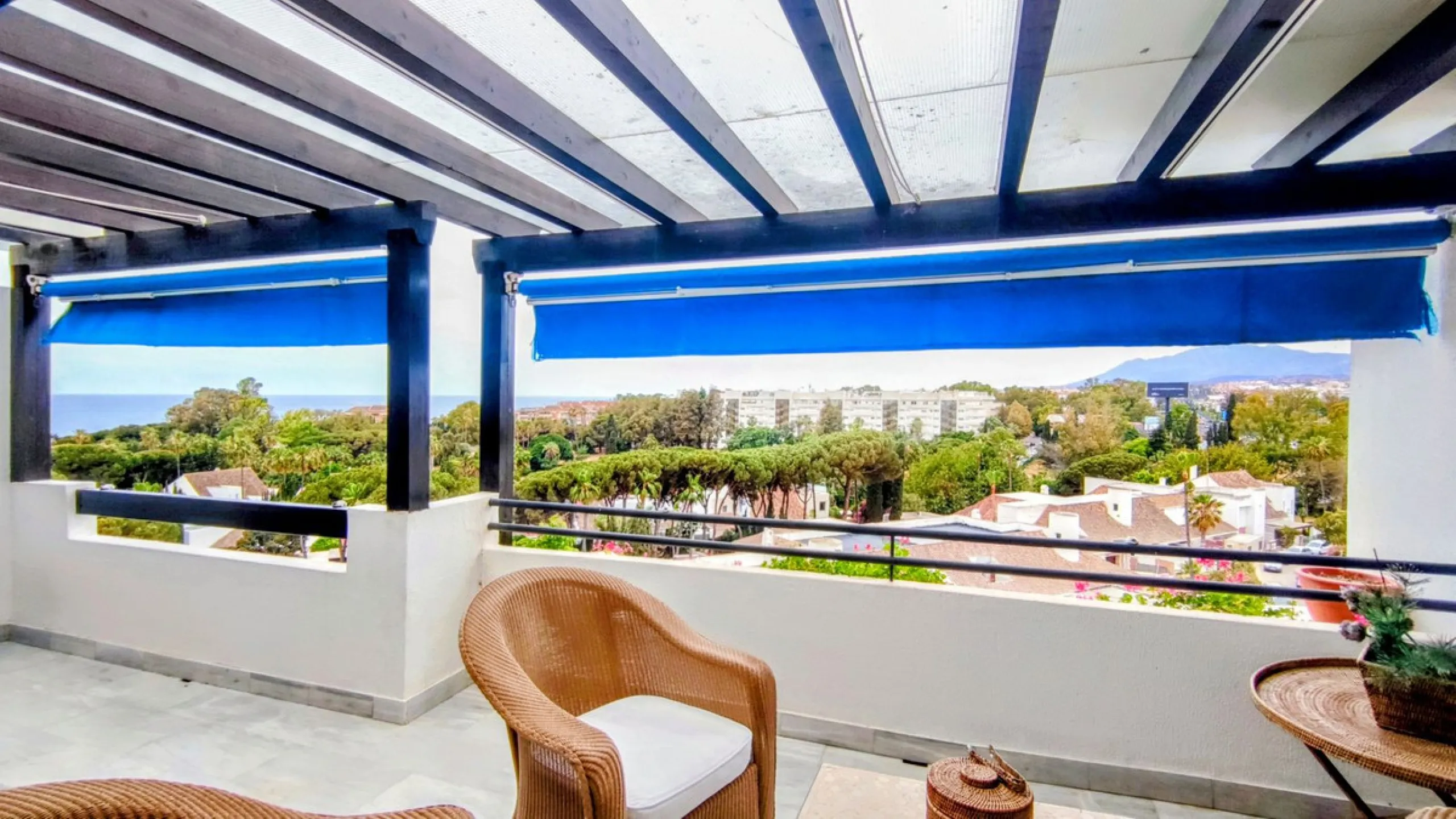 Just a two-minute walk from the beach, this apartment in Medina Garden, Puerto Banus, is the ideal place for a family vacation. This wonderful apartment can accommodate up to 5 people. It offers 2 bedrooms and 2 bathrooms, a well-equipped kitchen with a s