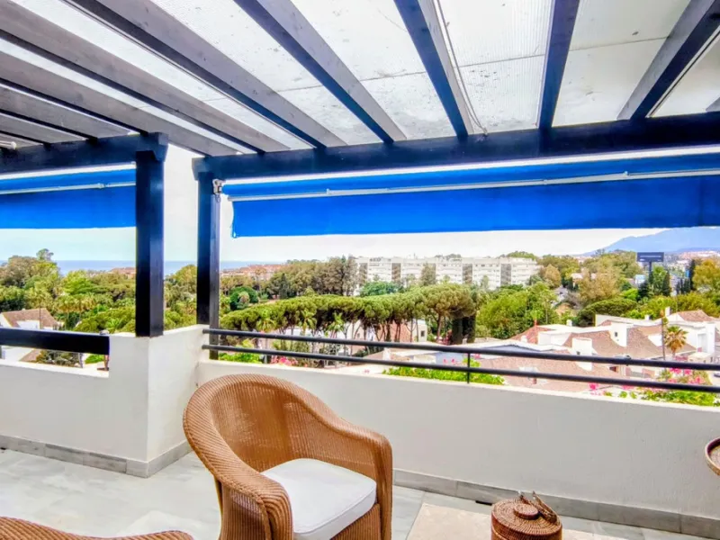 Just a two-minute walk from the beach, this apartment in Medina Garden, Puerto Banus, is the ideal place for a family vacation. This wonderful apartment can accommodate up to 5 people. It offers 2 bedrooms and 2 bathrooms, a well-equipped kitchen with a s
