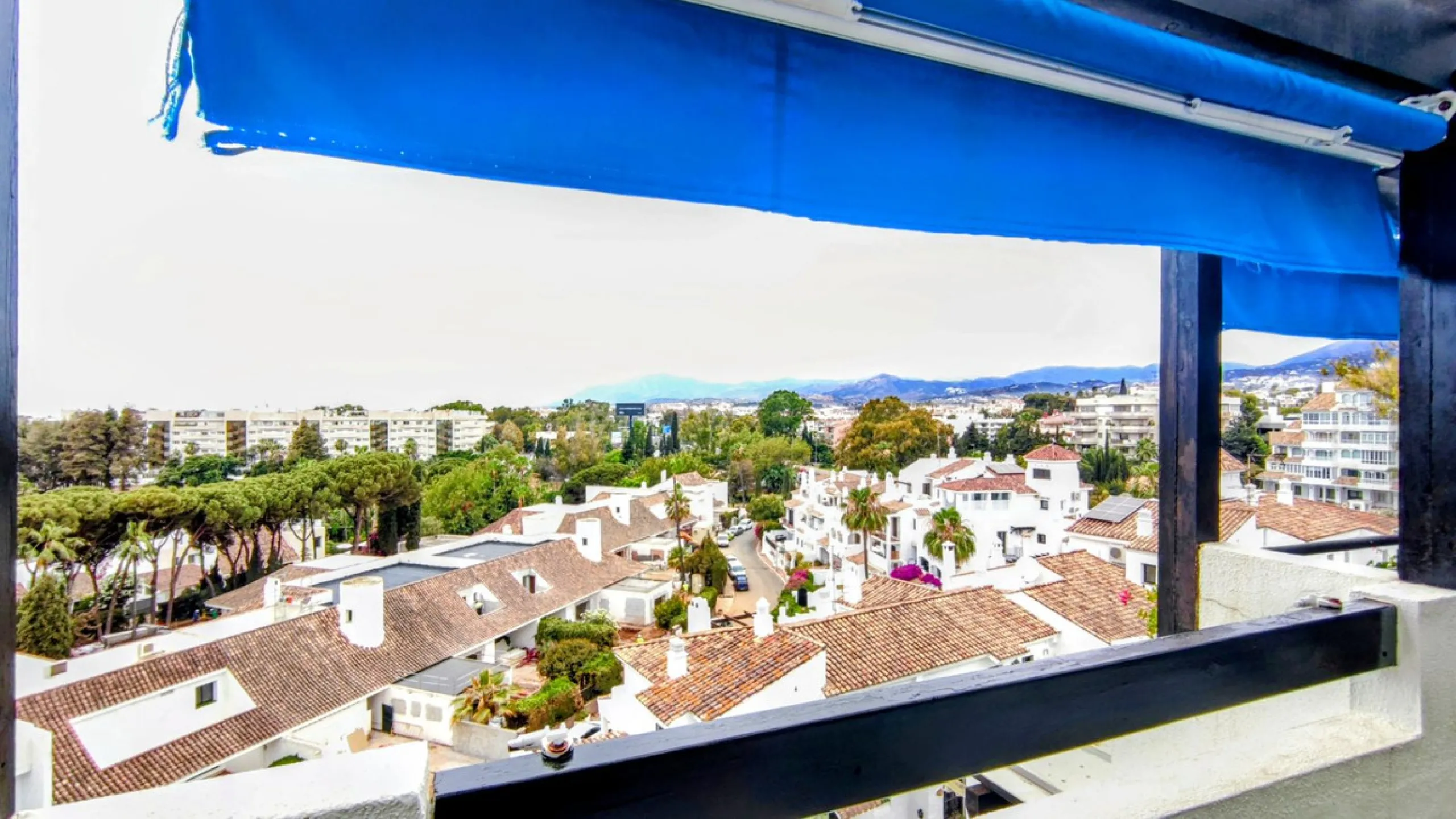 Just a two-minute walk from the beach, this apartment in Medina Garden, Puerto Banus, is the ideal place for a family vacation. This wonderful apartment can accommodate up to 5 people. It offers 2 bedrooms and 2 bathrooms, a well-equipped kitchen with a s