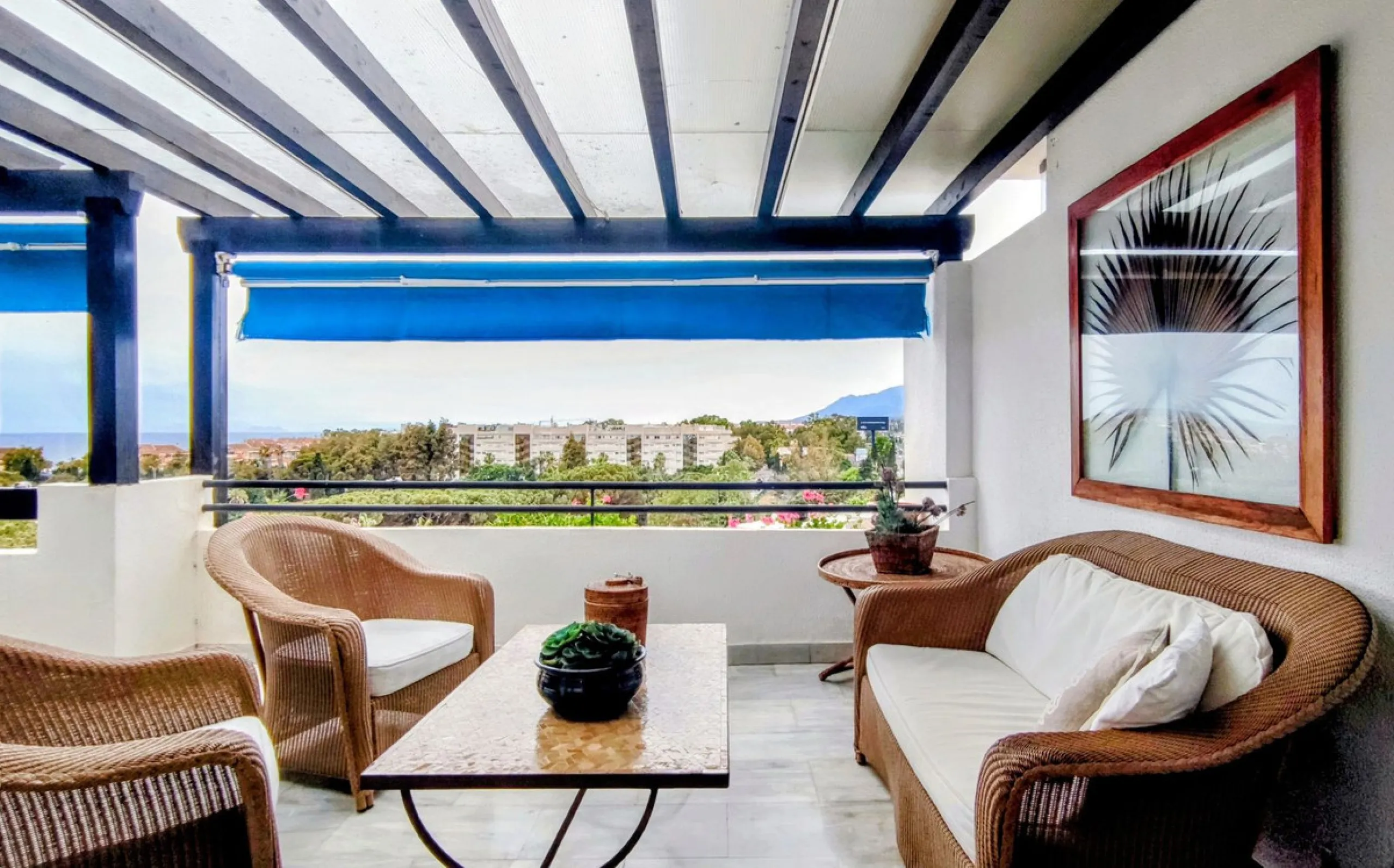 Just a two-minute walk from the beach, this apartment in Medina Garden, Puerto Banus, is the ideal place for a family vacation. This wonderful apartment can accommodate up to 5 people. It offers 2 bedrooms and 2 bathrooms, a well-equipped kitchen with a s