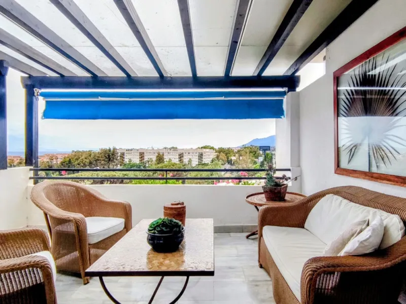 Just a two-minute walk from the beach, this apartment in Medina Garden, Puerto Banus, is the ideal place for a family vacation. This wonderful apartment can accommodate up to 5 people. It offers 2 bedrooms and 2 bathrooms, a well-equipped kitchen with a s