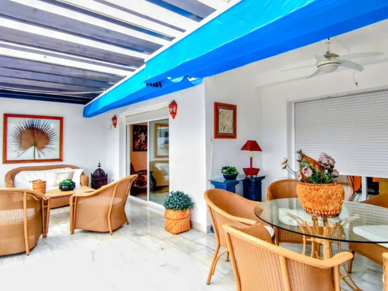 Just a two-minute walk from the beach, this apartment in Medina Garden, Puerto Banus, is the ideal place for a family vacation. This wonderful apartment can accommodate up to 5 people. It offers 2 bedrooms and 2 bathrooms, a well-equipped kitchen with a s