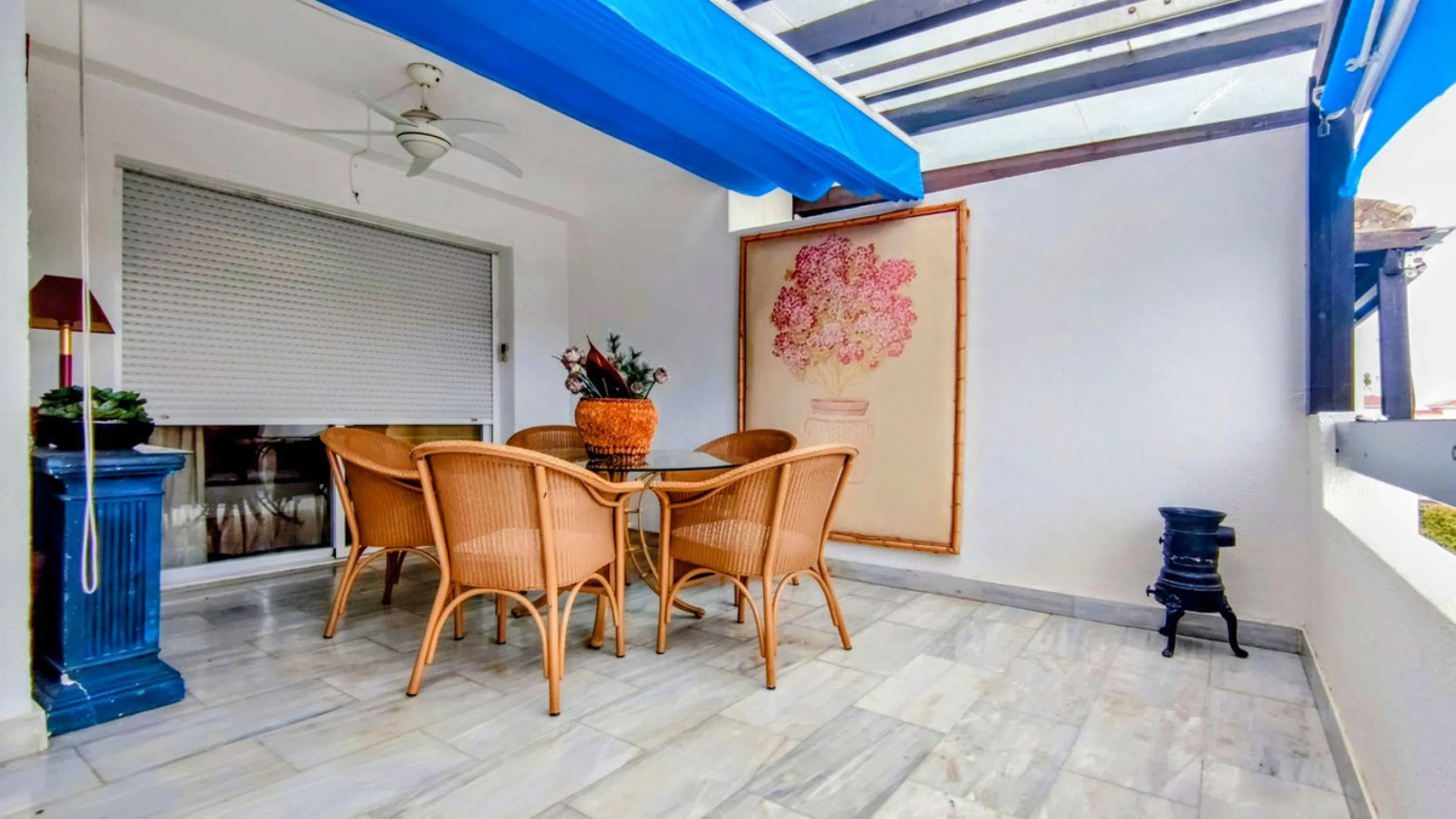Just a two-minute walk from the beach, this apartment in Medina Garden, Puerto Banus, is the ideal place for a family vacation. This wonderful apartment can accommodate up to 5 people. It offers 2 bedrooms and 2 bathrooms, a well-equipped kitchen with a s
