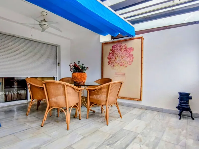 Just a two-minute walk from the beach, this apartment in Medina Garden, Puerto Banus, is the ideal place for a family vacation. This wonderful apartment can accommodate up to 5 people. It offers 2 bedrooms and 2 bathrooms, a well-equipped kitchen with a s