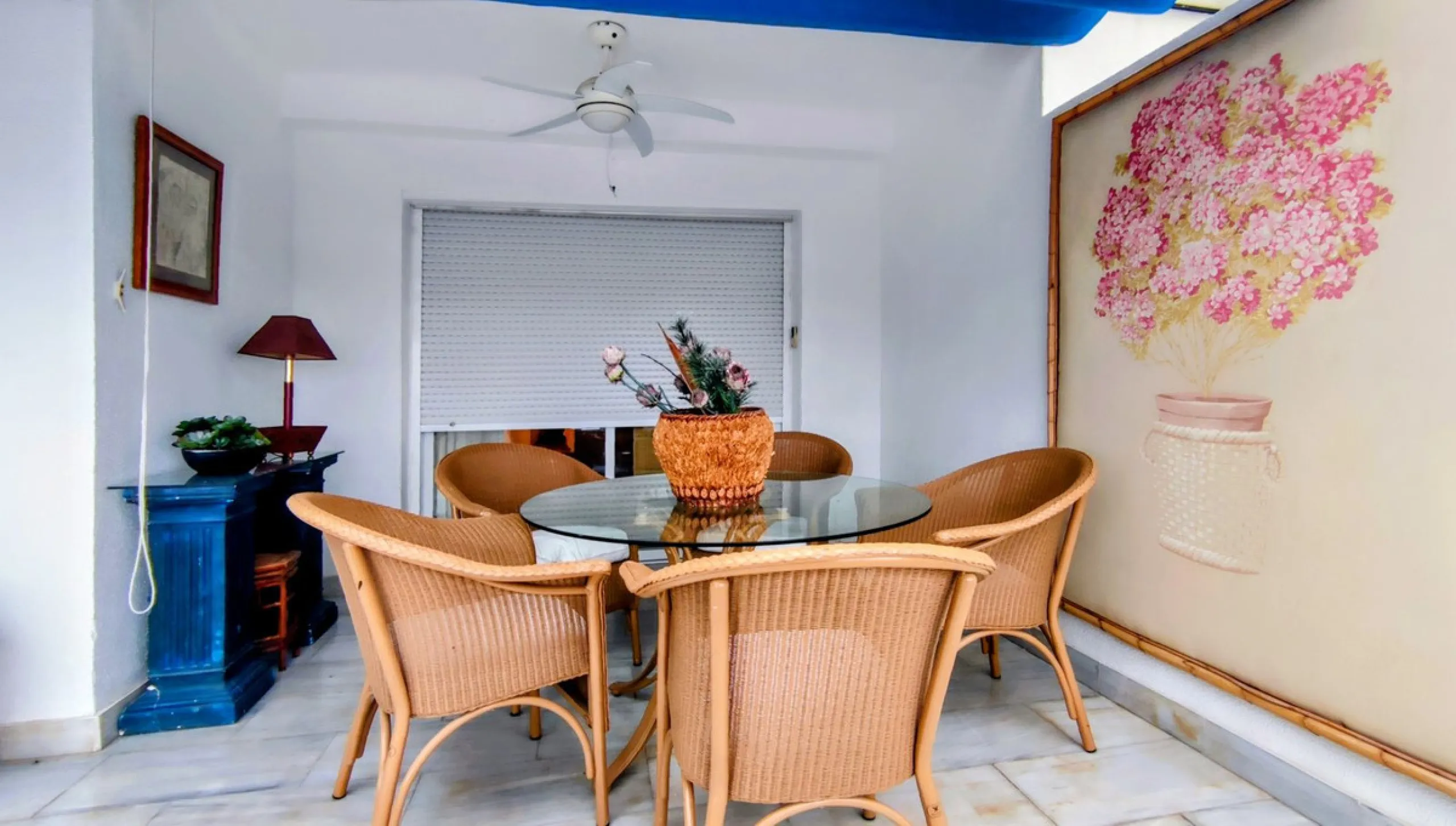 Just a two-minute walk from the beach, this apartment in Medina Garden, Puerto Banus, is the ideal place for a family vacation. This wonderful apartment can accommodate up to 5 people. It offers 2 bedrooms and 2 bathrooms, a well-equipped kitchen with a s