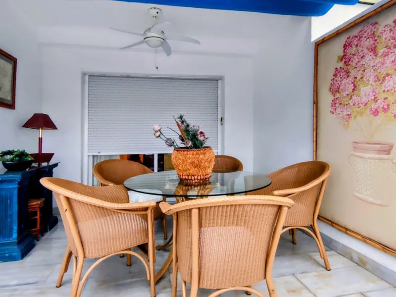 Just a two-minute walk from the beach, this apartment in Medina Garden, Puerto Banus, is the ideal place for a family vacation. This wonderful apartment can accommodate up to 5 people. It offers 2 bedrooms and 2 bathrooms, a well-equipped kitchen with a s