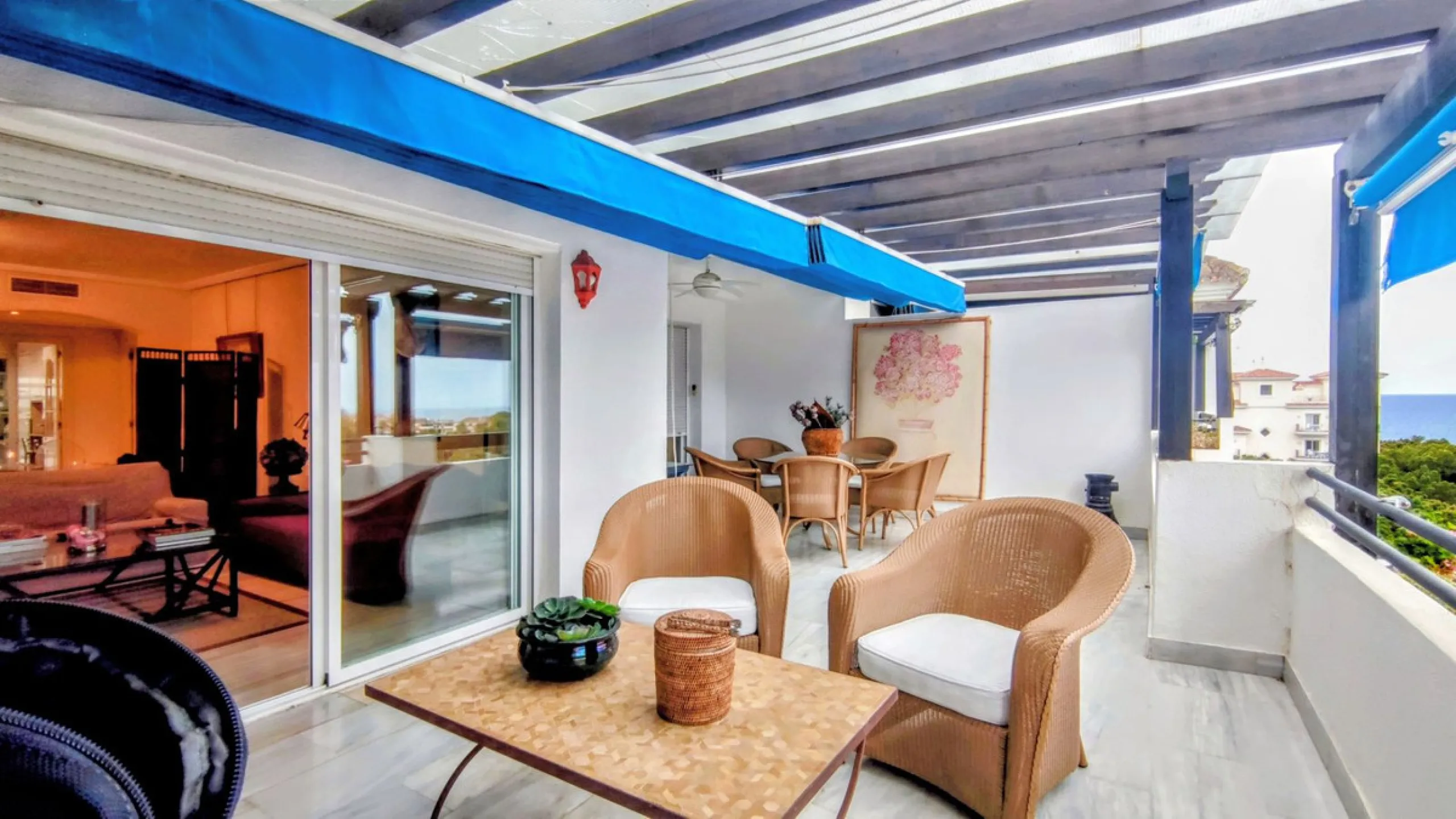 Just a two-minute walk from the beach, this apartment in Medina Garden, Puerto Banus, is the ideal place for a family vacation. This wonderful apartment can accommodate up to 5 people. It offers 2 bedrooms and 2 bathrooms, a well-equipped kitchen with a s