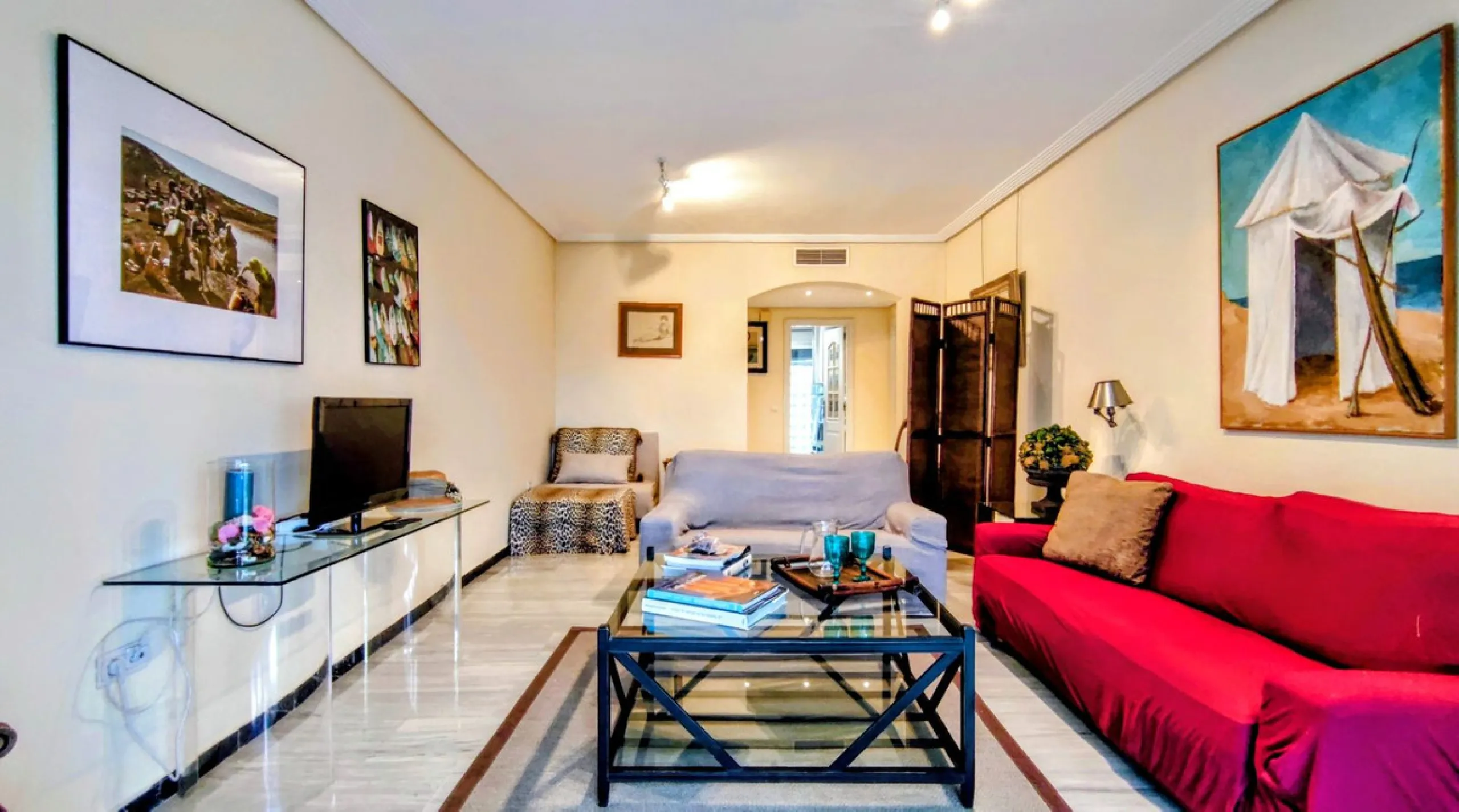 Just a two-minute walk from the beach, this apartment in Medina Garden, Puerto Banus, is the ideal place for a family vacation. This wonderful apartment can accommodate up to 5 people. It offers 2 bedrooms and 2 bathrooms, a well-equipped kitchen with a s