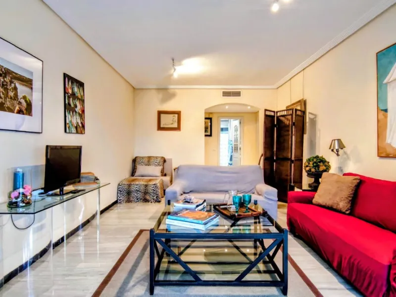 Just a two-minute walk from the beach, this apartment in Medina Garden, Puerto Banus, is the ideal place for a family vacation. This wonderful apartment can accommodate up to 5 people. It offers 2 bedrooms and 2 bathrooms, a well-equipped kitchen with a s