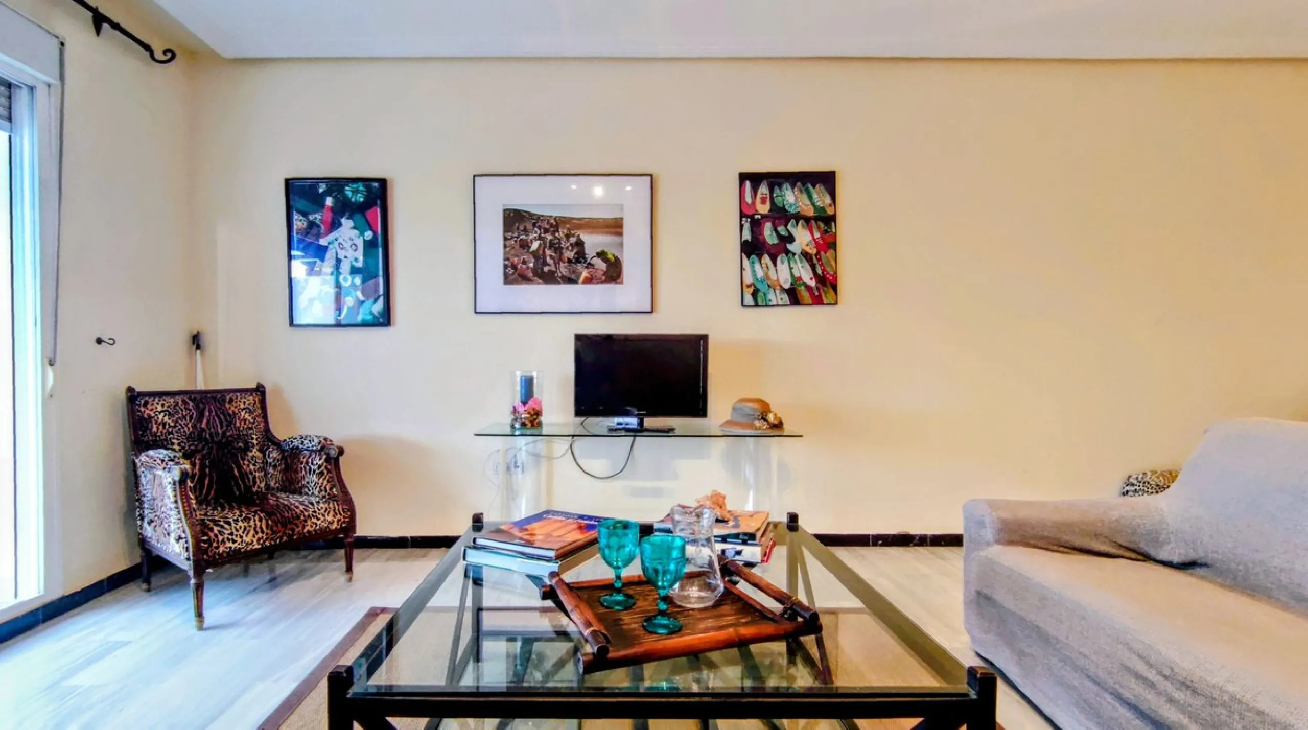 Just a two-minute walk from the beach, this apartment in Medina Garden, Puerto Banus, is the ideal place for a family vacation. This wonderful apartment can accommodate up to 5 people. It offers 2 bedrooms and 2 bathrooms, a well-equipped kitchen with a s