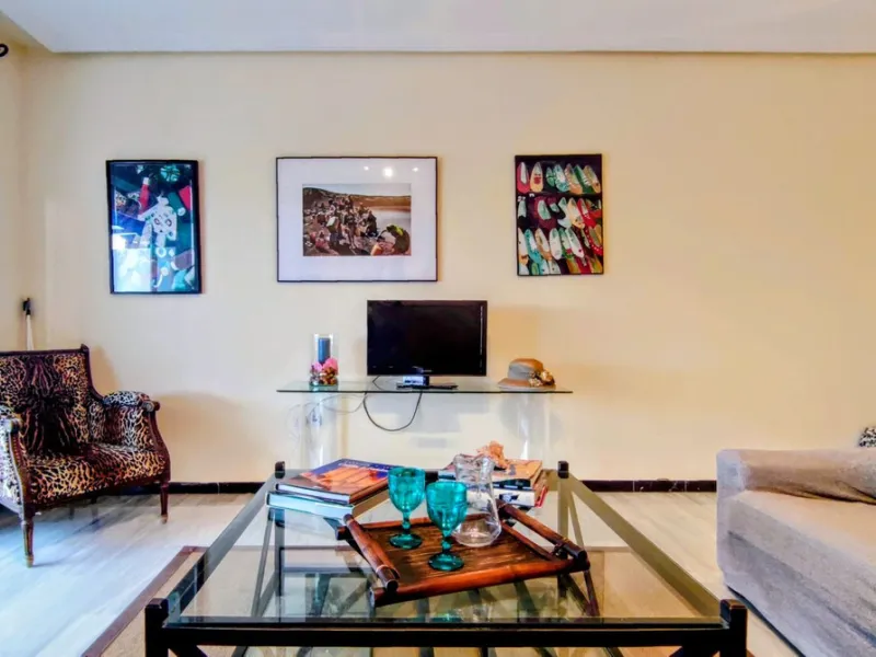 Just a two-minute walk from the beach, this apartment in Medina Garden, Puerto Banus, is the ideal place for a family vacation. This wonderful apartment can accommodate up to 5 people. It offers 2 bedrooms and 2 bathrooms, a well-equipped kitchen with a s