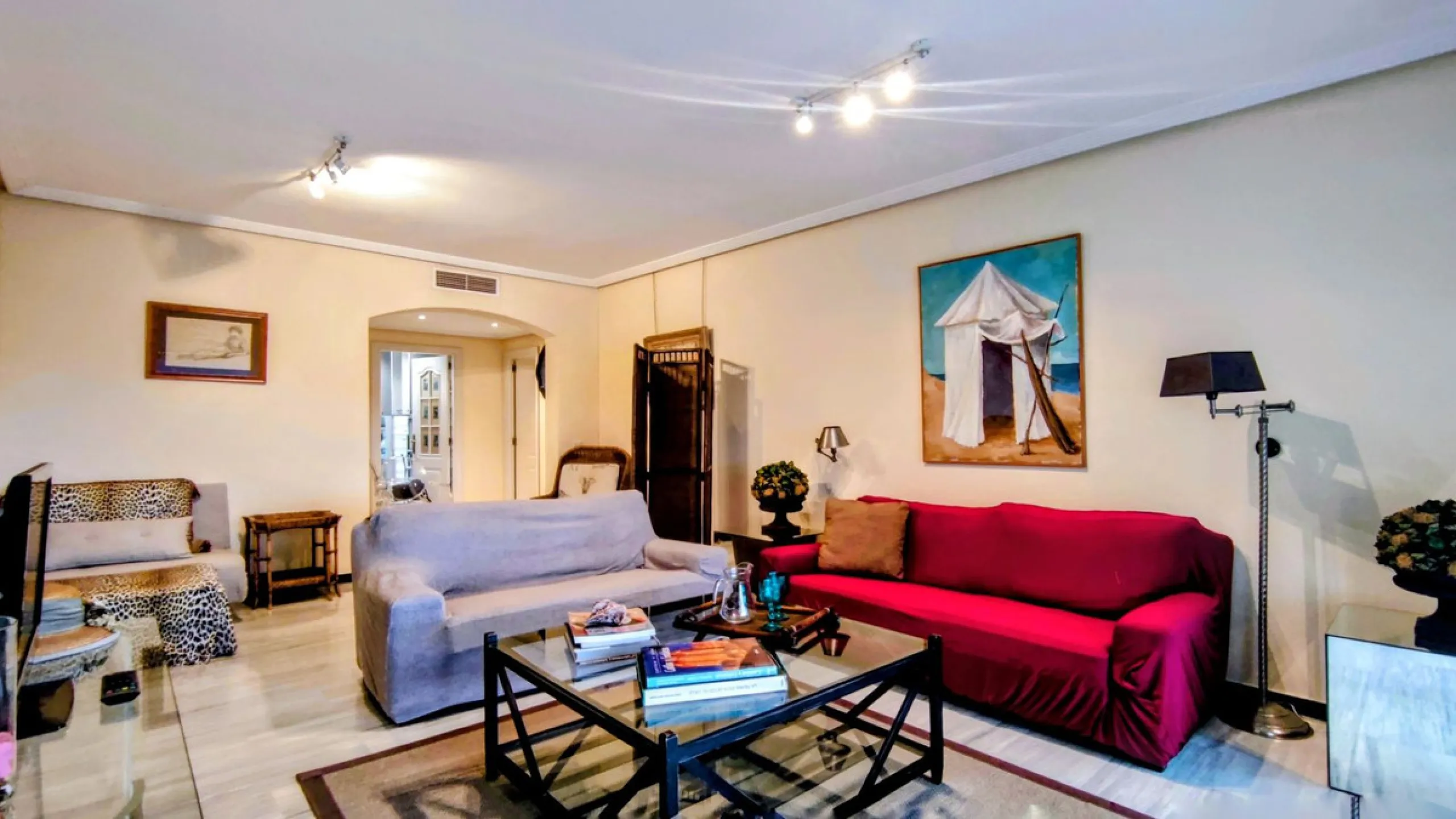 Just a two-minute walk from the beach, this apartment in Medina Garden, Puerto Banus, is the ideal place for a family vacation. This wonderful apartment can accommodate up to 5 people. It offers 2 bedrooms and 2 bathrooms, a well-equipped kitchen with a s