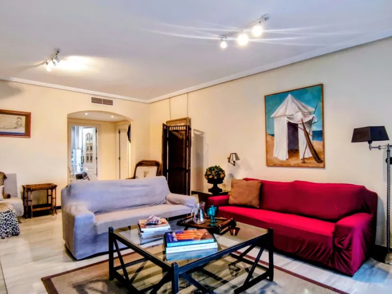 Just a two-minute walk from the beach, this apartment in Medina Garden, Puerto Banus, is the ideal place for a family vacation. This wonderful apartment can accommodate up to 5 people. It offers 2 bedrooms and 2 bathrooms, a well-equipped kitchen with a s
