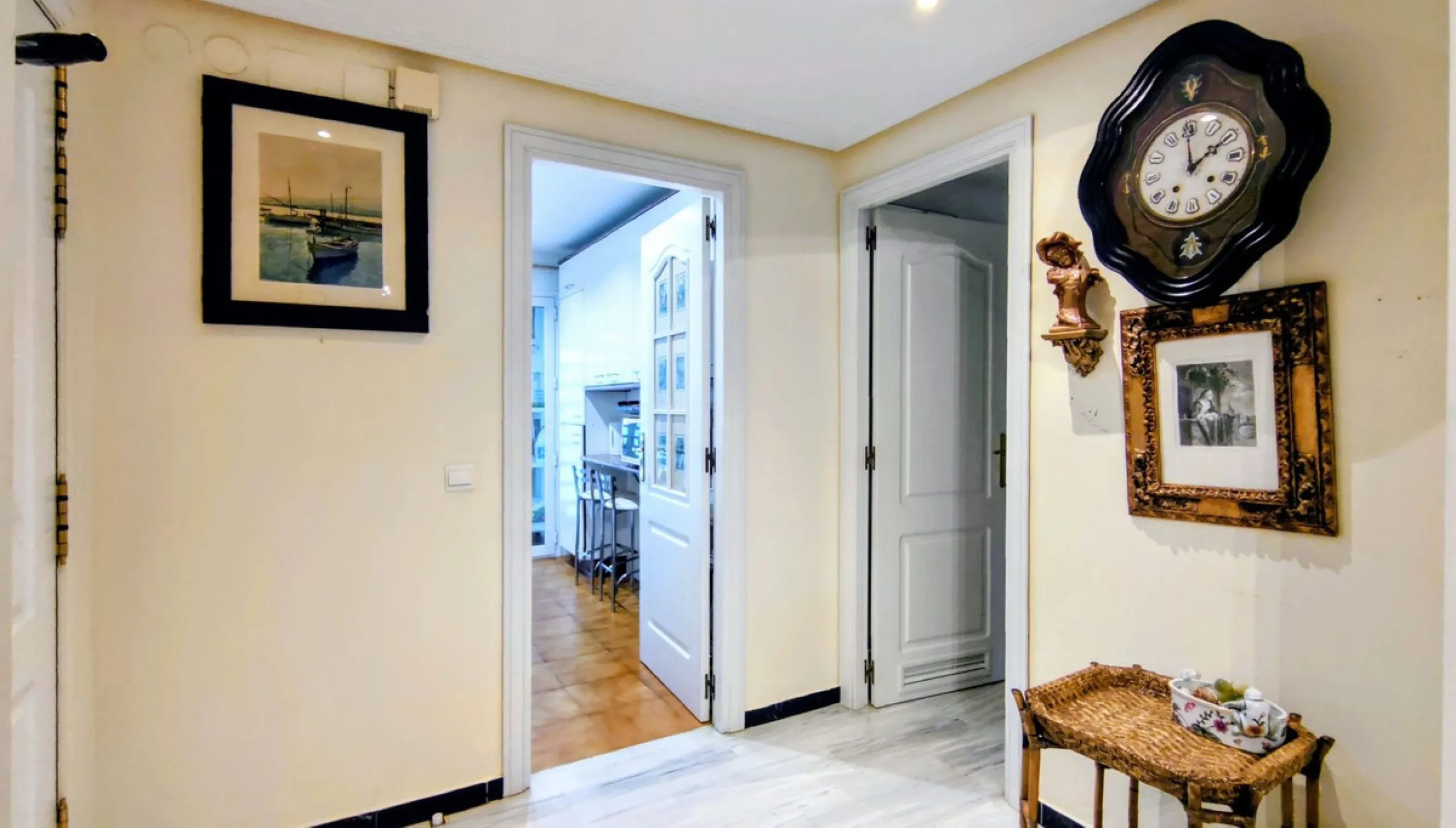 Just a two-minute walk from the beach, this apartment in Medina Garden, Puerto Banus, is the ideal place for a family vacation. This wonderful apartment can accommodate up to 5 people. It offers 2 bedrooms and 2 bathrooms, a well-equipped kitchen with a s