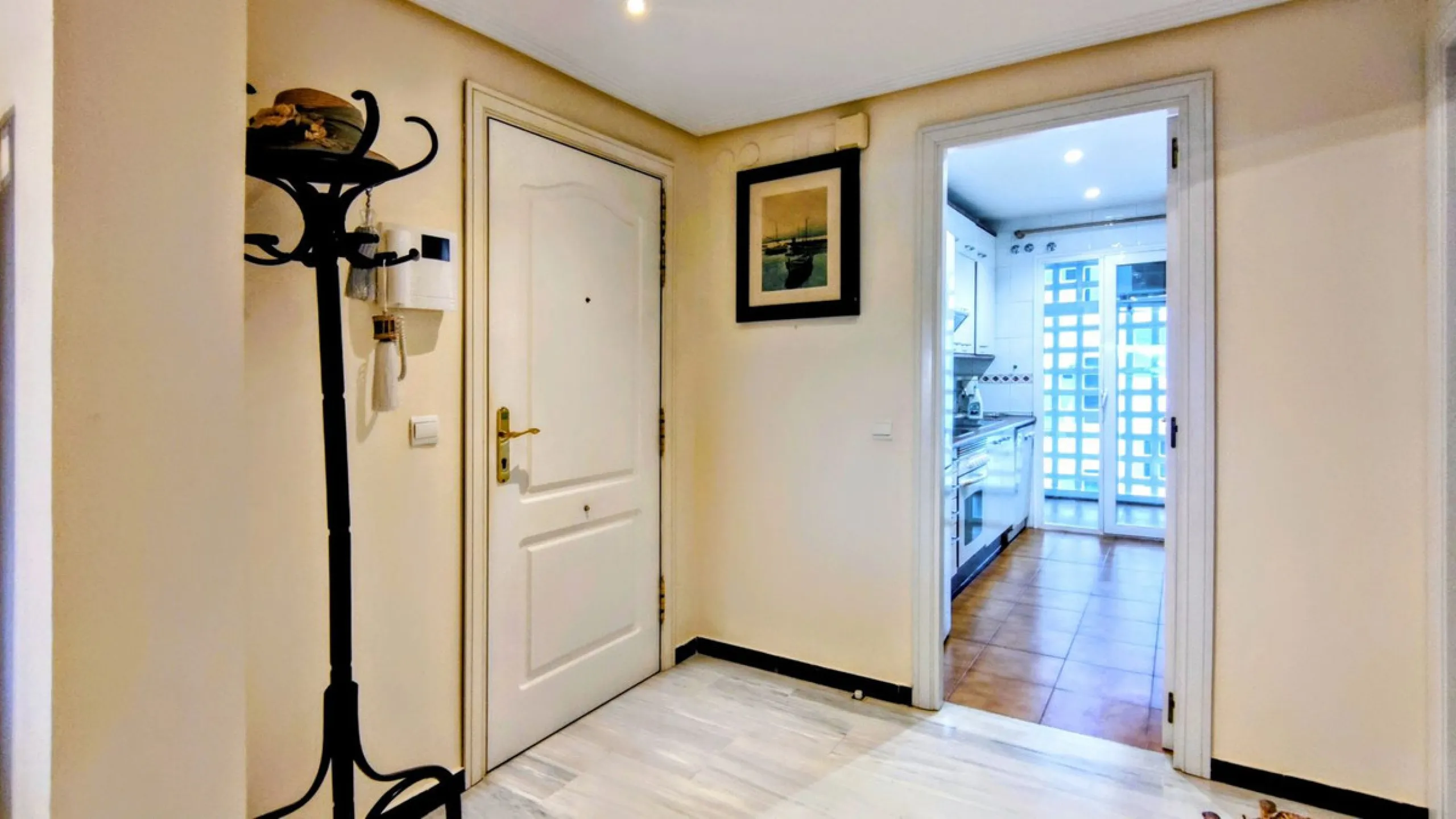 Just a two-minute walk from the beach, this apartment in Medina Garden, Puerto Banus, is the ideal place for a family vacation. This wonderful apartment can accommodate up to 5 people. It offers 2 bedrooms and 2 bathrooms, a well-equipped kitchen with a s
