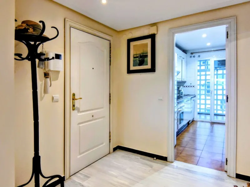 Just a two-minute walk from the beach, this apartment in Medina Garden, Puerto Banus, is the ideal place for a family vacation. This wonderful apartment can accommodate up to 5 people. It offers 2 bedrooms and 2 bathrooms, a well-equipped kitchen with a s