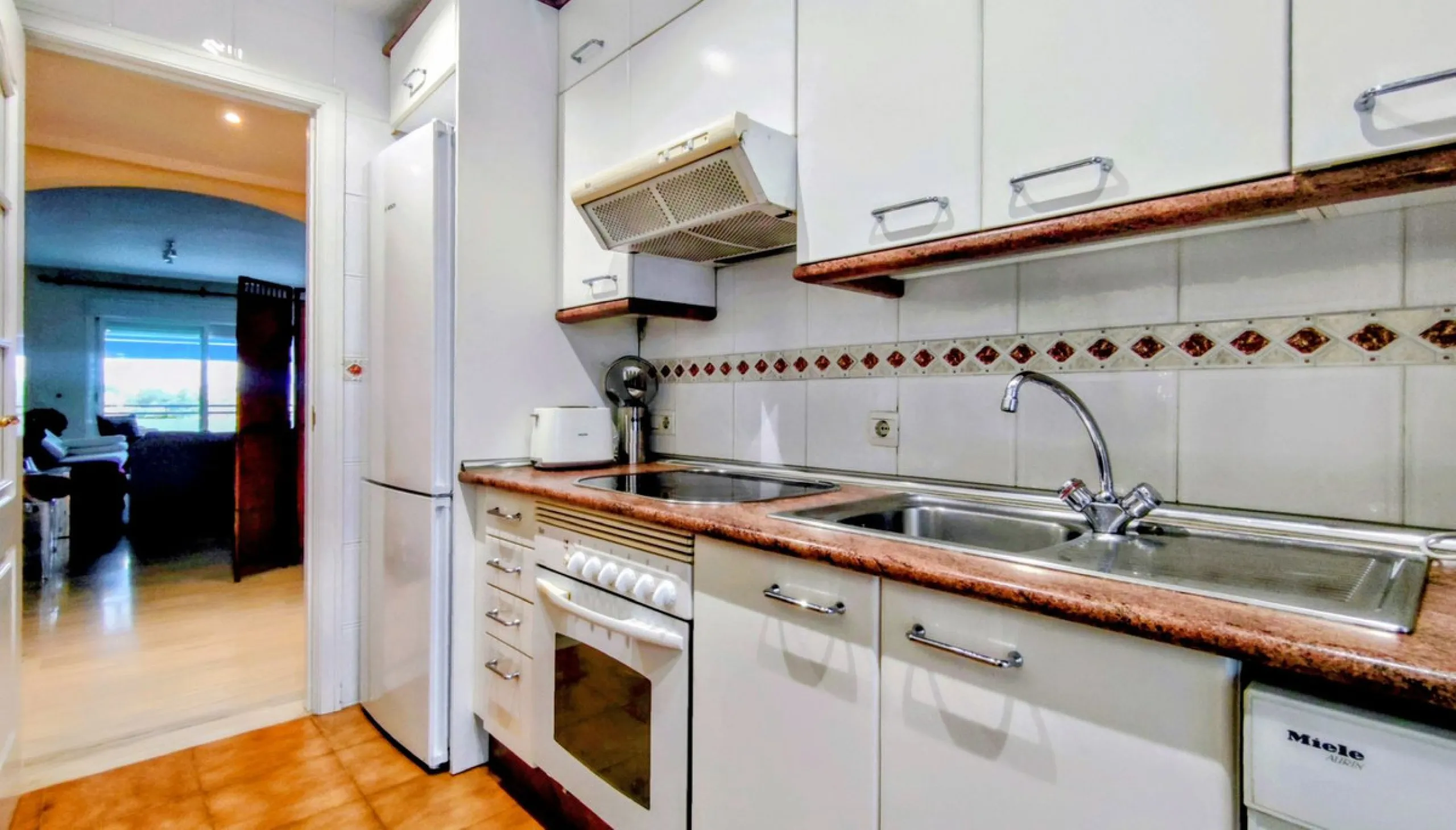 Just a two-minute walk from the beach, this apartment in Medina Garden, Puerto Banus, is the ideal place for a family vacation. This wonderful apartment can accommodate up to 5 people. It offers 2 bedrooms and 2 bathrooms, a well-equipped kitchen with a s