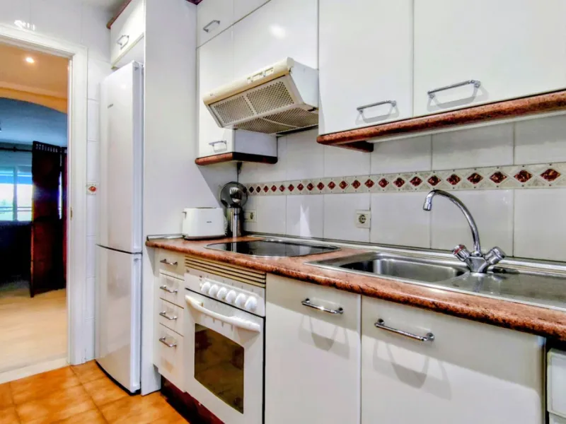 Just a two-minute walk from the beach, this apartment in Medina Garden, Puerto Banus, is the ideal place for a family vacation. This wonderful apartment can accommodate up to 5 people. It offers 2 bedrooms and 2 bathrooms, a well-equipped kitchen with a s