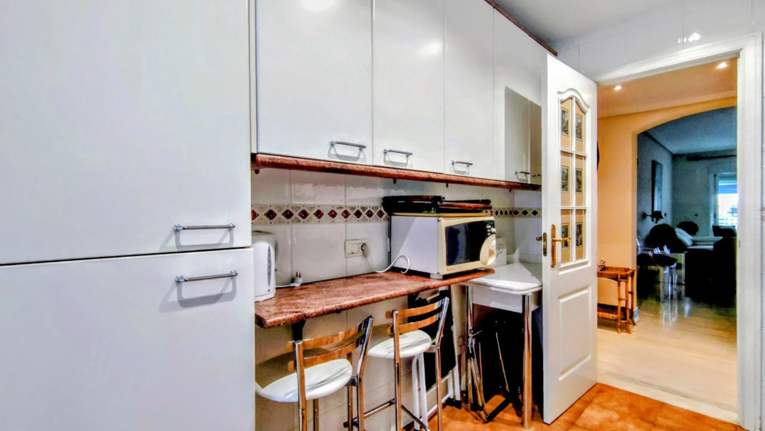 Just a two-minute walk from the beach, this apartment in Medina Garden, Puerto Banus, is the ideal place for a family vacation. This wonderful apartment can accommodate up to 5 people. It offers 2 bedrooms and 2 bathrooms, a well-equipped kitchen with a s