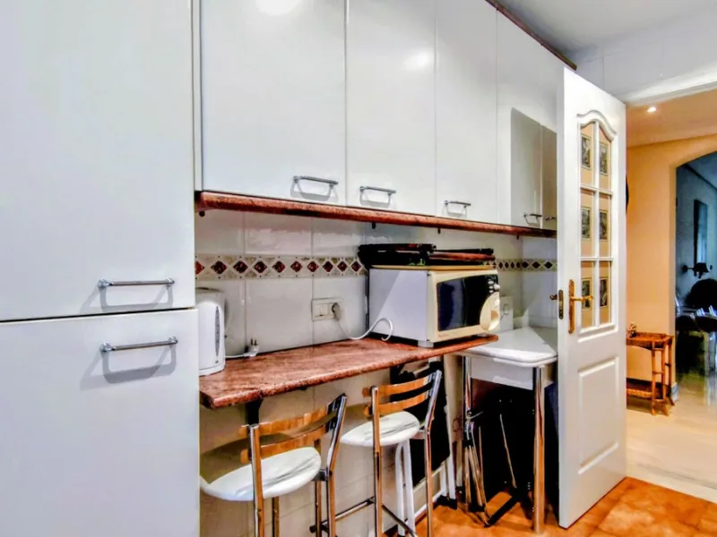 Just a two-minute walk from the beach, this apartment in Medina Garden, Puerto Banus, is the ideal place for a family vacation. This wonderful apartment can accommodate up to 5 people. It offers 2 bedrooms and 2 bathrooms, a well-equipped kitchen with a s