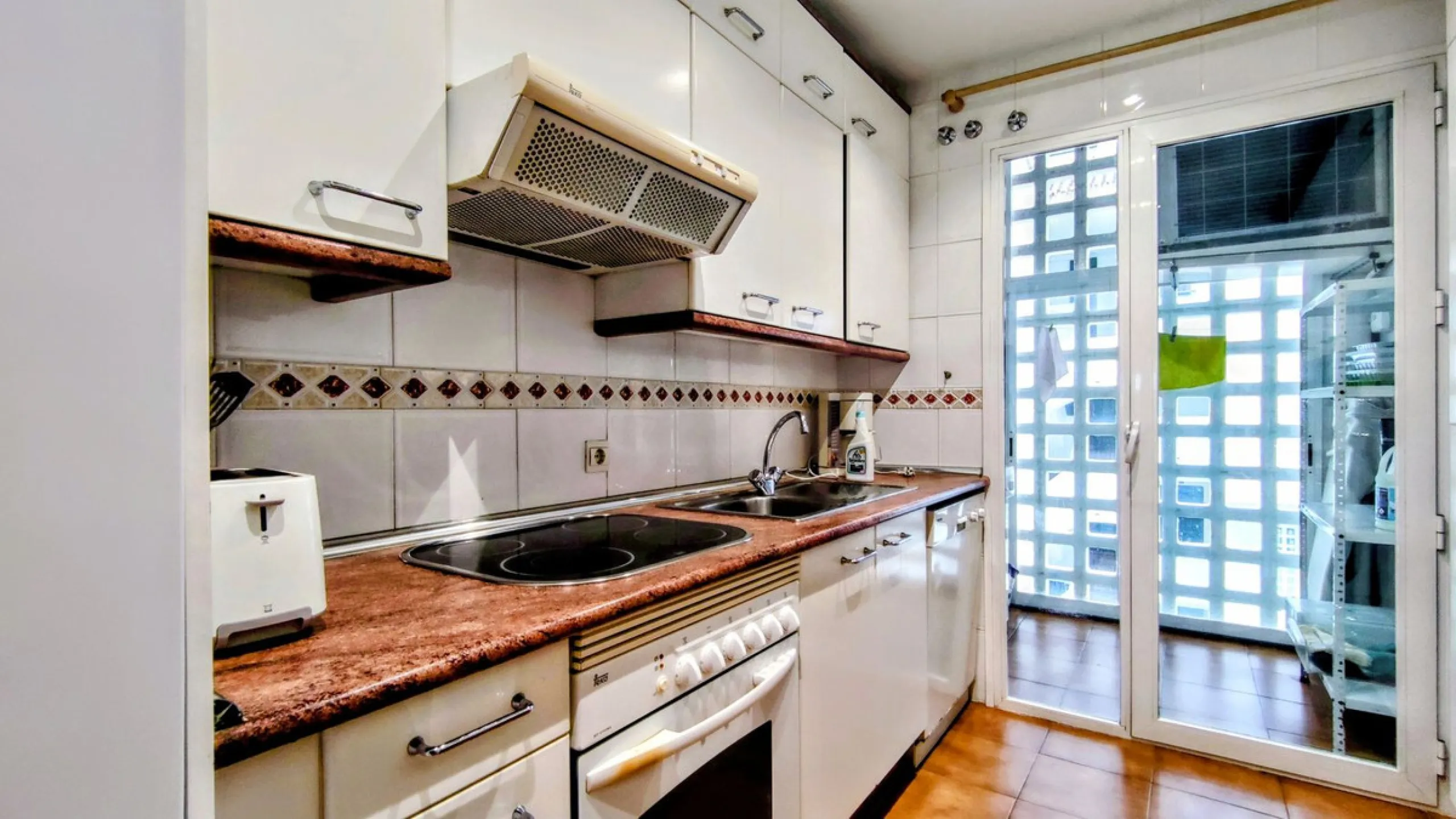 Just a two-minute walk from the beach, this apartment in Medina Garden, Puerto Banus, is the ideal place for a family vacation. This wonderful apartment can accommodate up to 5 people. It offers 2 bedrooms and 2 bathrooms, a well-equipped kitchen with a s