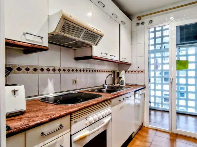 Just a two-minute walk from the beach, this apartment in Medina Garden, Puerto Banus, is the ideal place for a family vacation. This wonderful apartment can accommodate up to 5 people. It offers 2 bedrooms and 2 bathrooms, a well-equipped kitchen with a s