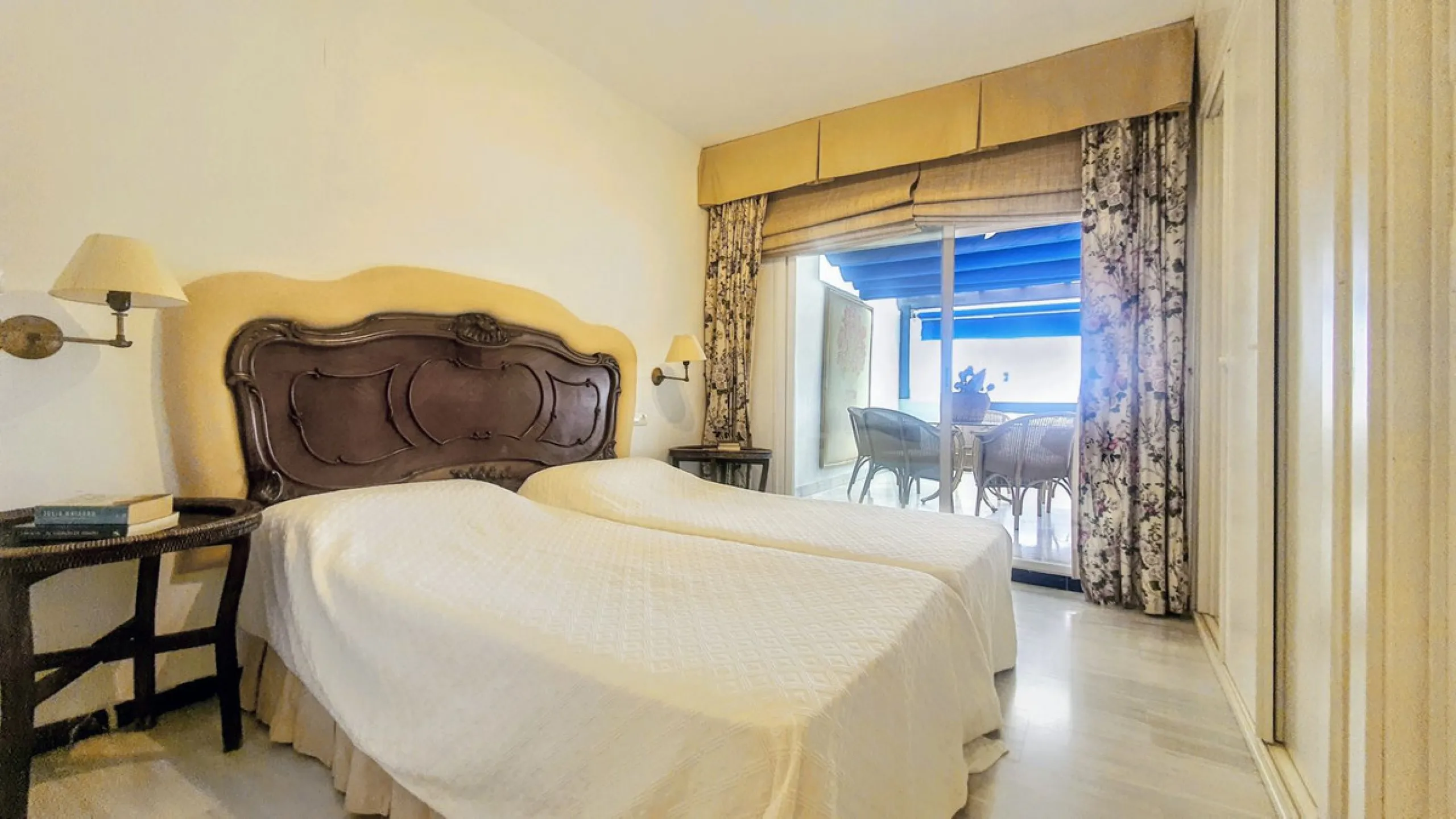 Just a two-minute walk from the beach, this apartment in Medina Garden, Puerto Banus, is the ideal place for a family vacation. This wonderful apartment can accommodate up to 5 people. It offers 2 bedrooms and 2 bathrooms, a well-equipped kitchen with a s