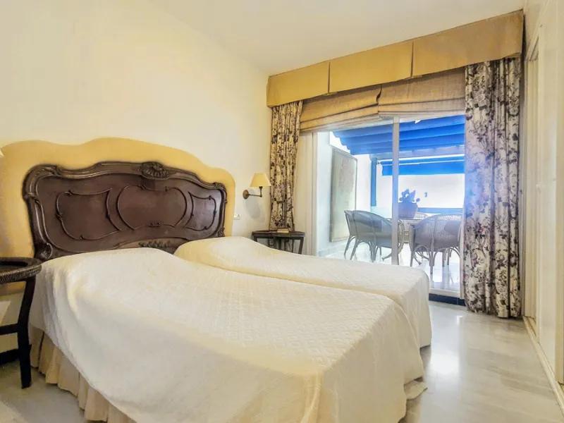Just a two-minute walk from the beach, this apartment in Medina Garden, Puerto Banus, is the ideal place for a family vacation. This wonderful apartment can accommodate up to 5 people. It offers 2 bedrooms and 2 bathrooms, a well-equipped kitchen with a s