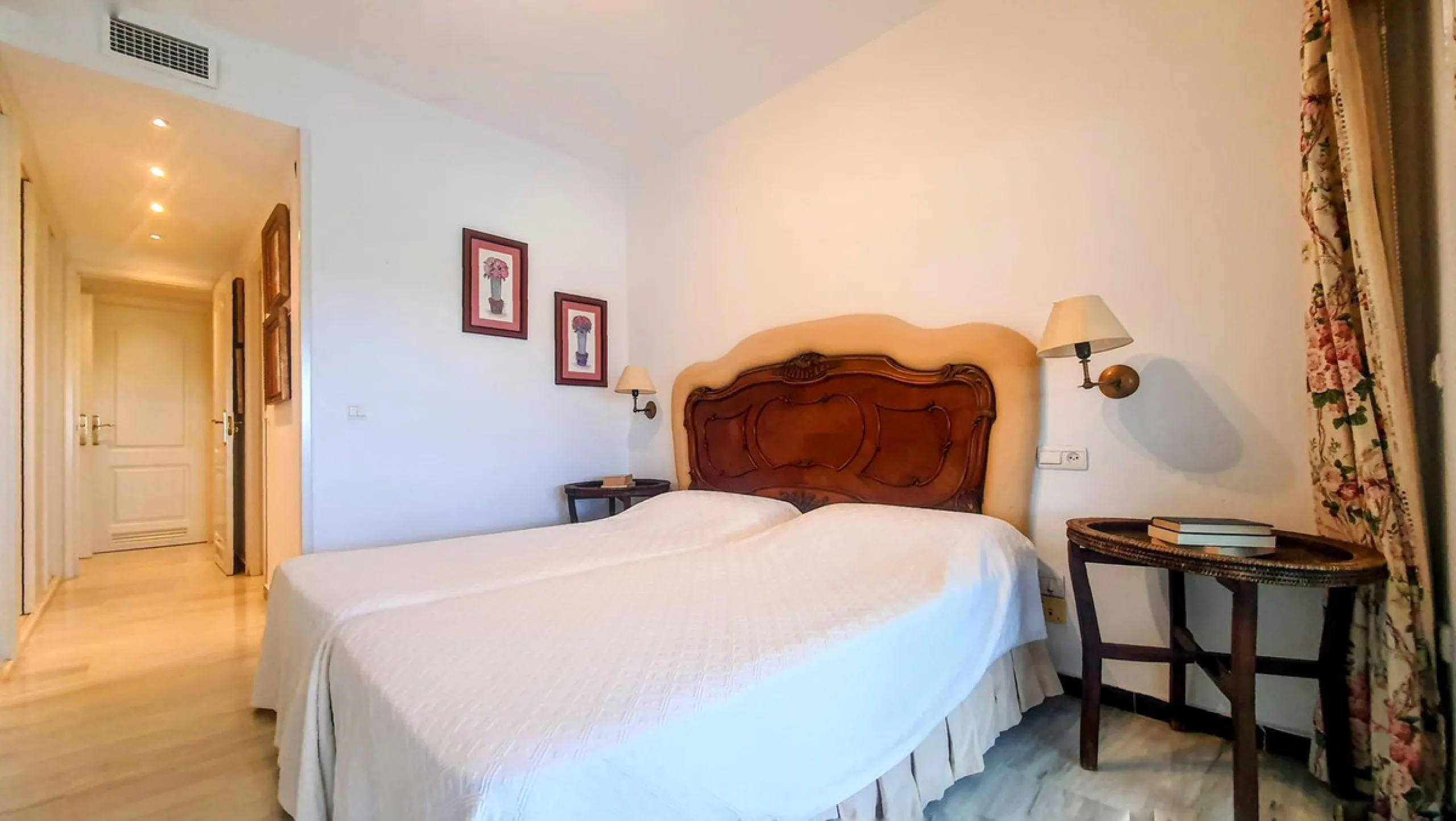 Just a two-minute walk from the beach, this apartment in Medina Garden, Puerto Banus, is the ideal place for a family vacation. This wonderful apartment can accommodate up to 5 people. It offers 2 bedrooms and 2 bathrooms, a well-equipped kitchen with a s